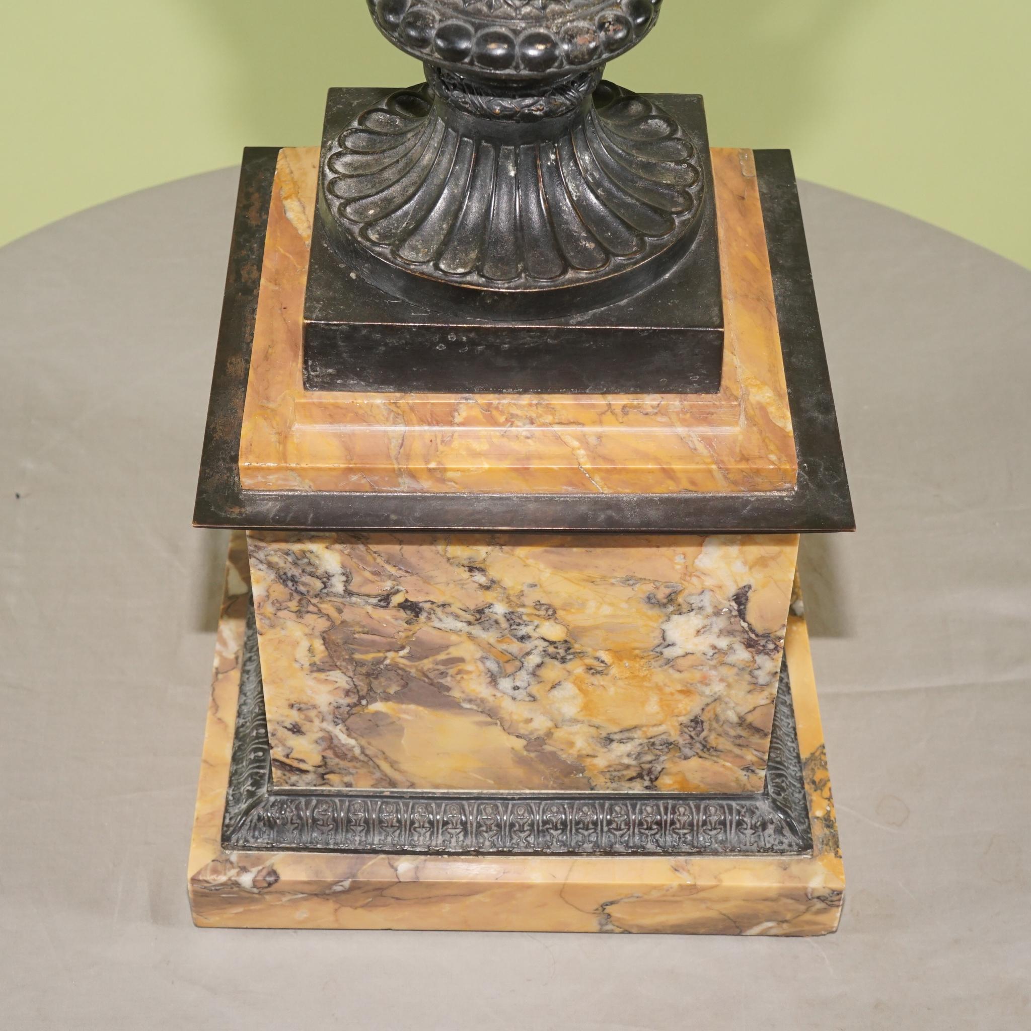 XIXe siècle Grande paire d'urnes Italain Medici du 19ème siècle sur socle en marbre de Sienne en vente