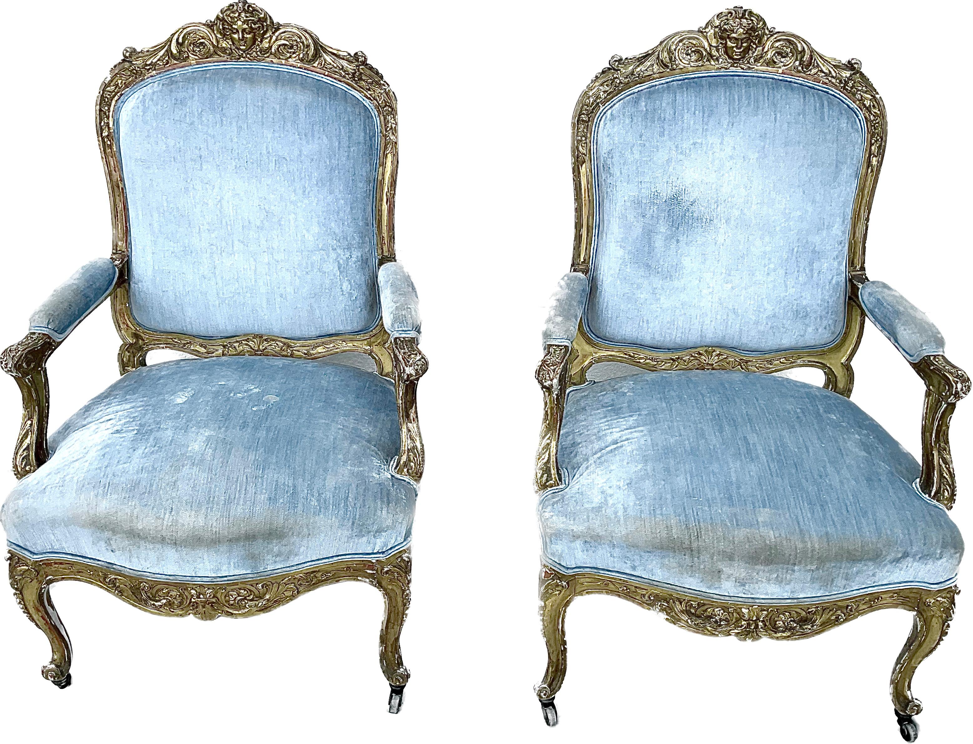 Ein Paar italienische Sessel aus geschnitztem Giltwood des 19. Jahrhunderts mit großzügigen Proportionen. Jeder Sessel steht auf Cabriole-Beinen, wobei die Vorderbeine Rollen haben. Jeder Stuhl verfügt über schöne handgeschnitzte Scrollen mit