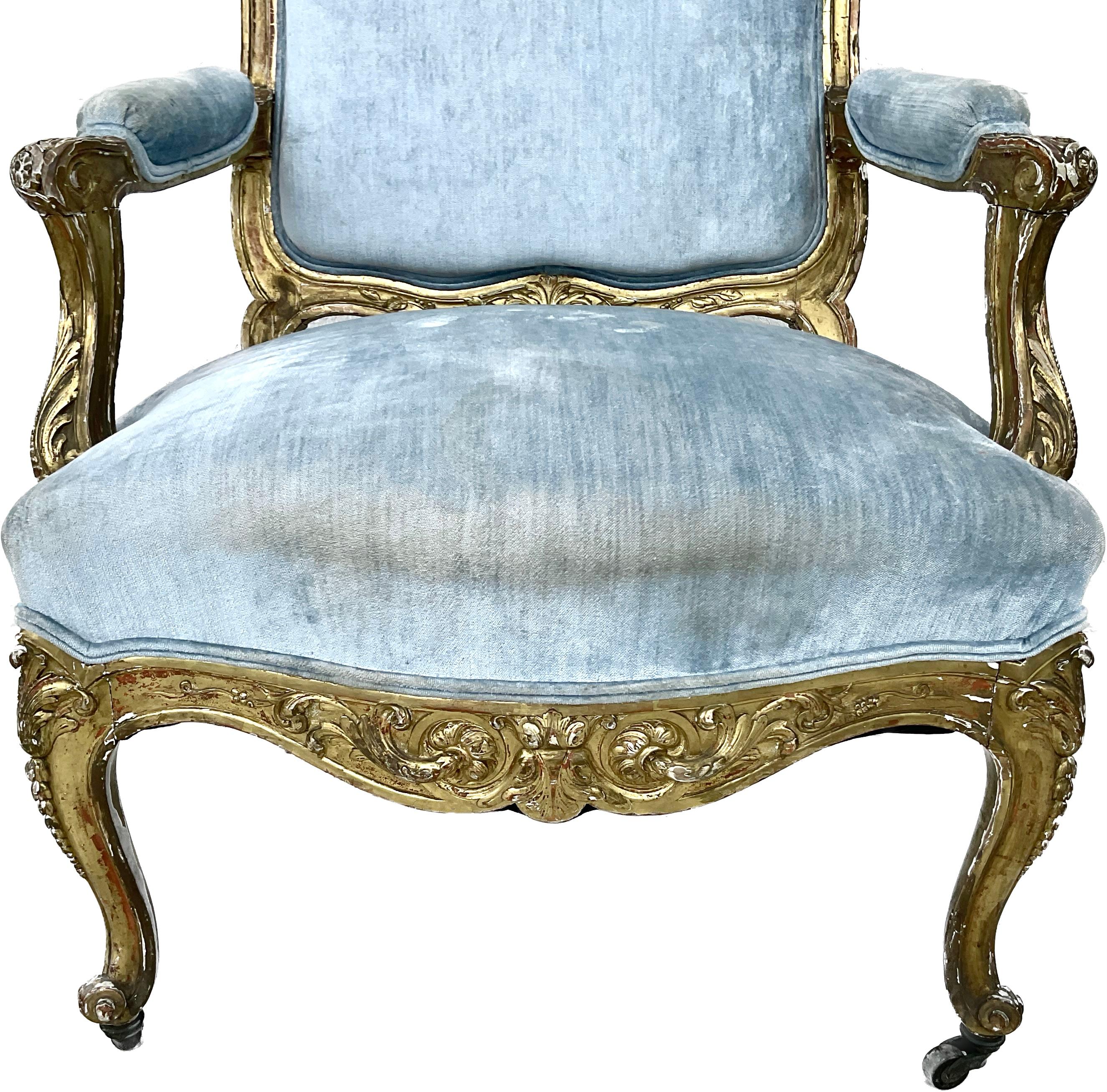 Textile Grande paire de fauteuils italiens du 19ème siècle en bois doré sculpté en vente