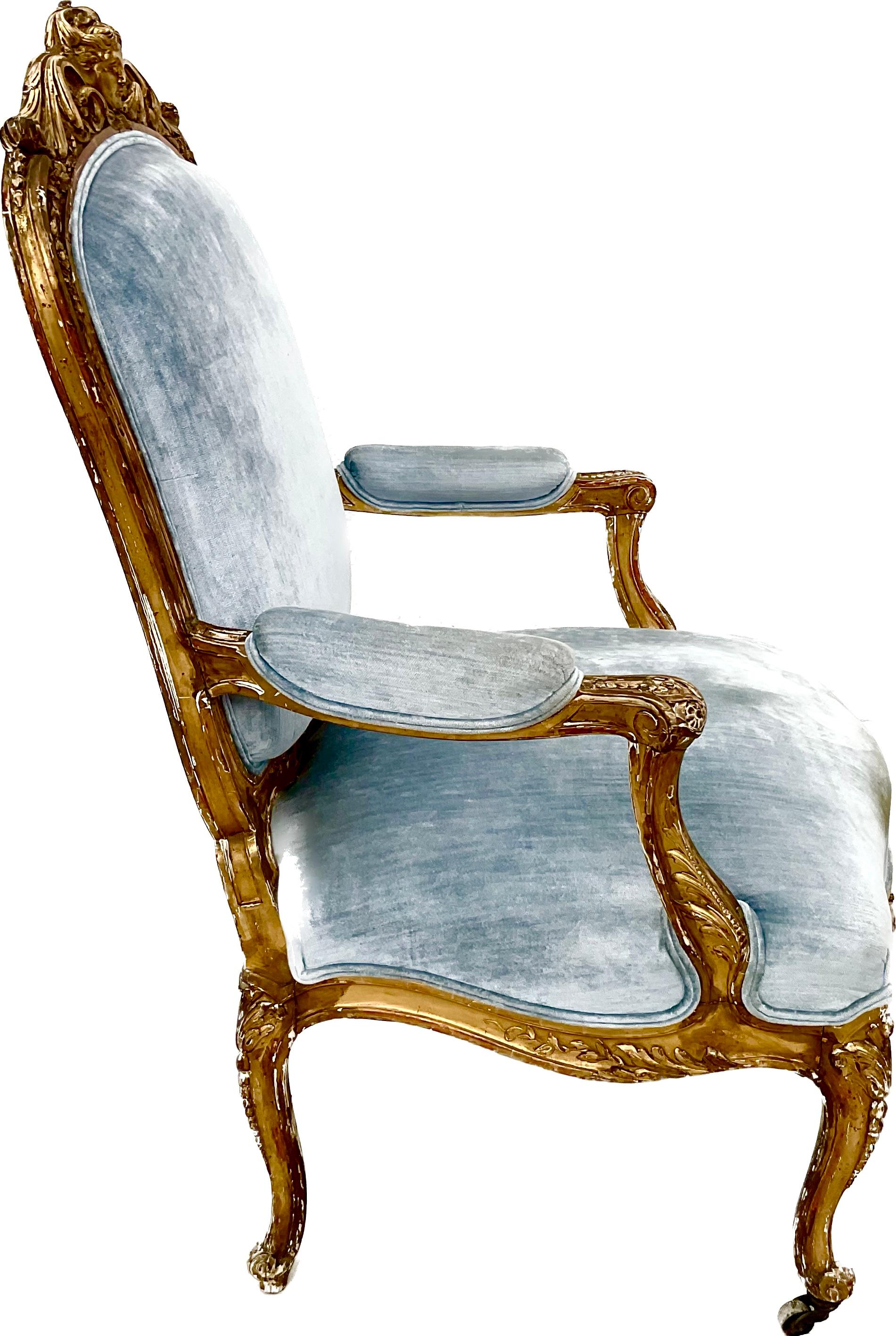 Grande paire de fauteuils italiens du 19ème siècle en bois doré sculpté en vente 3