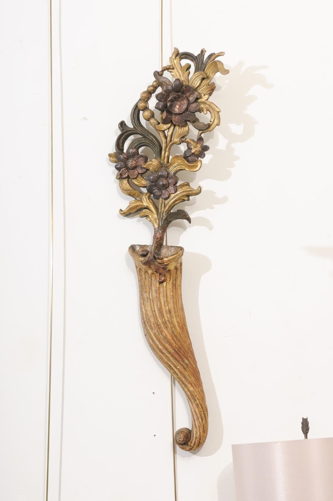 Grande paire d'éléments architecturaux/appliques en bois doré italiens du XIXe siècle en vente 1
