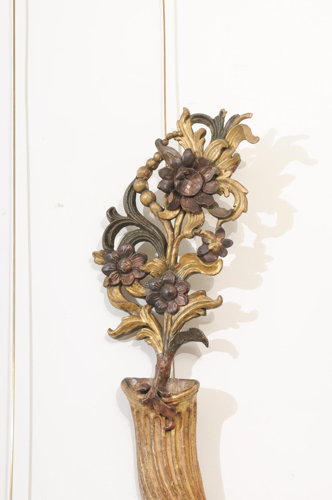 Grande paire d'éléments architecturaux/appliques en bois doré italiens du XIXe siècle en vente 2