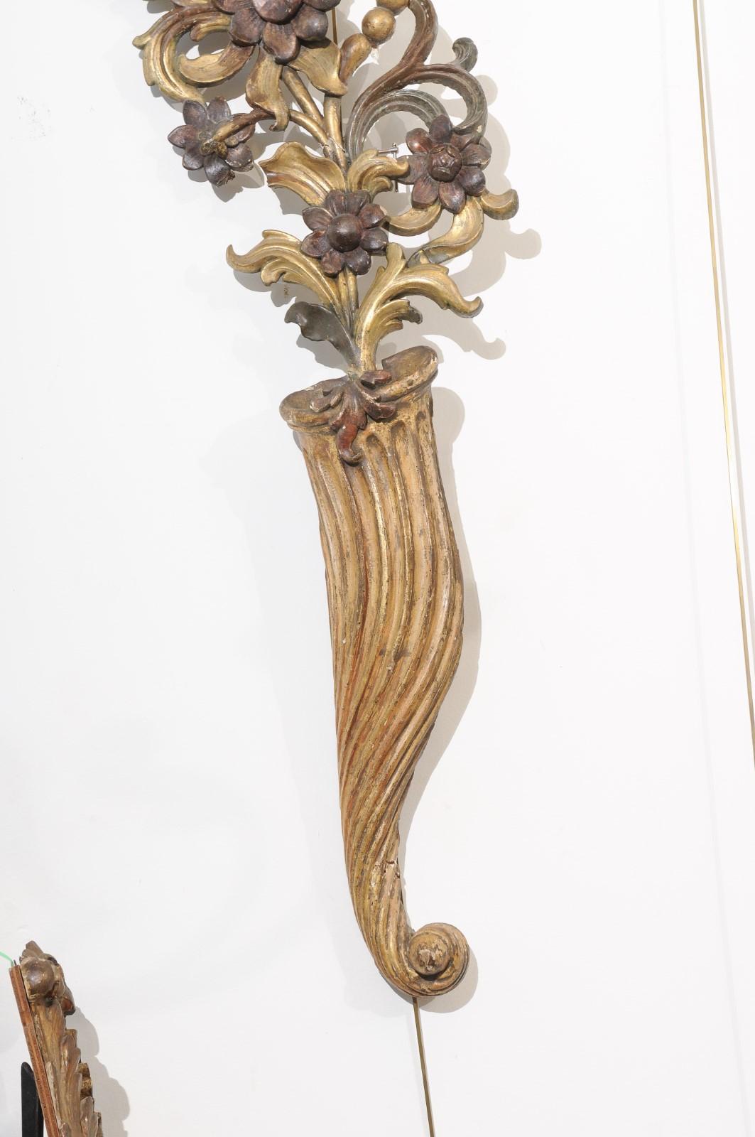 Grande paire d'éléments architecturaux/appliques en bois doré italiens du XIXe siècle en vente 3