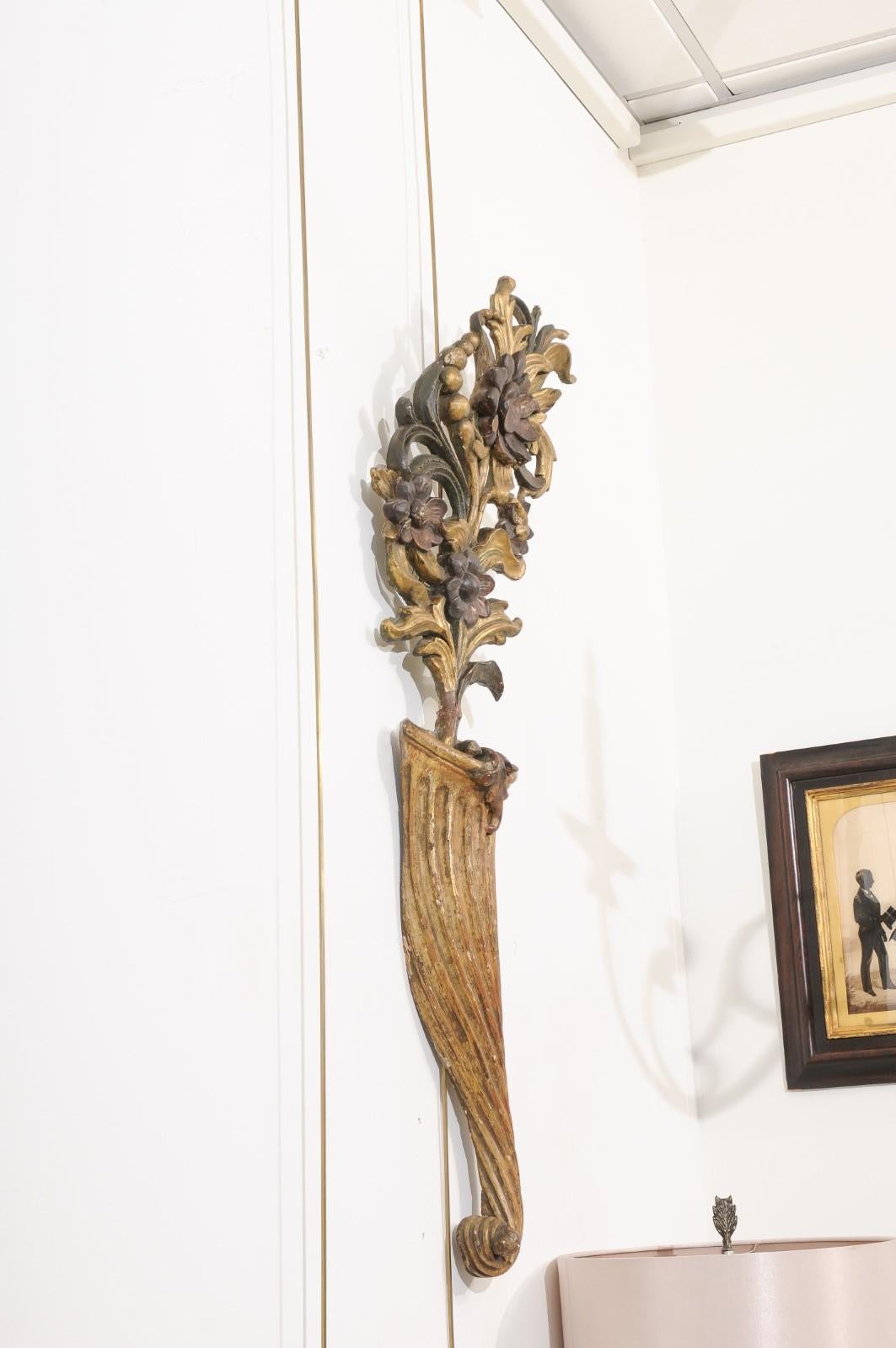 Grande paire d'éléments architecturaux/appliques en bois doré italiens du XIXe siècle en vente 4