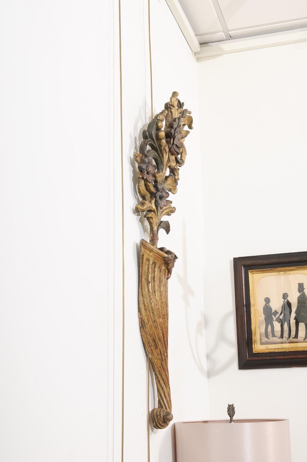 Grande paire d'éléments architecturaux/appliques en bois doré italiens du XIXe siècle en vente 6