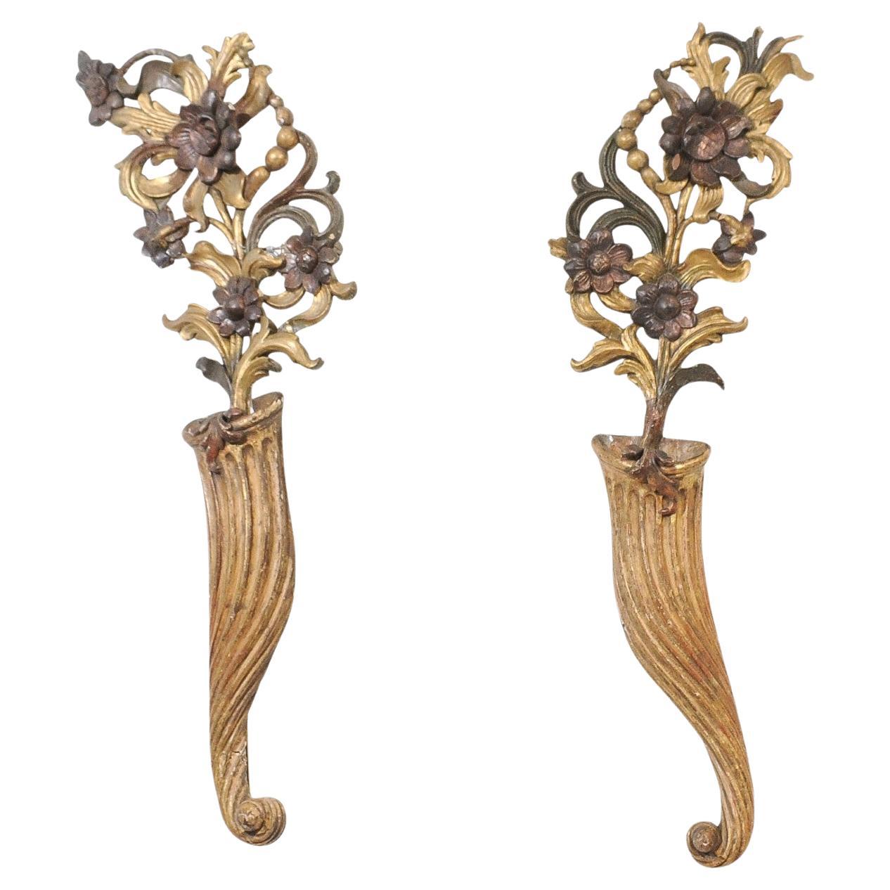 Grande paire d'éléments architecturaux/appliques en bois doré italiens du XIXe siècle en vente