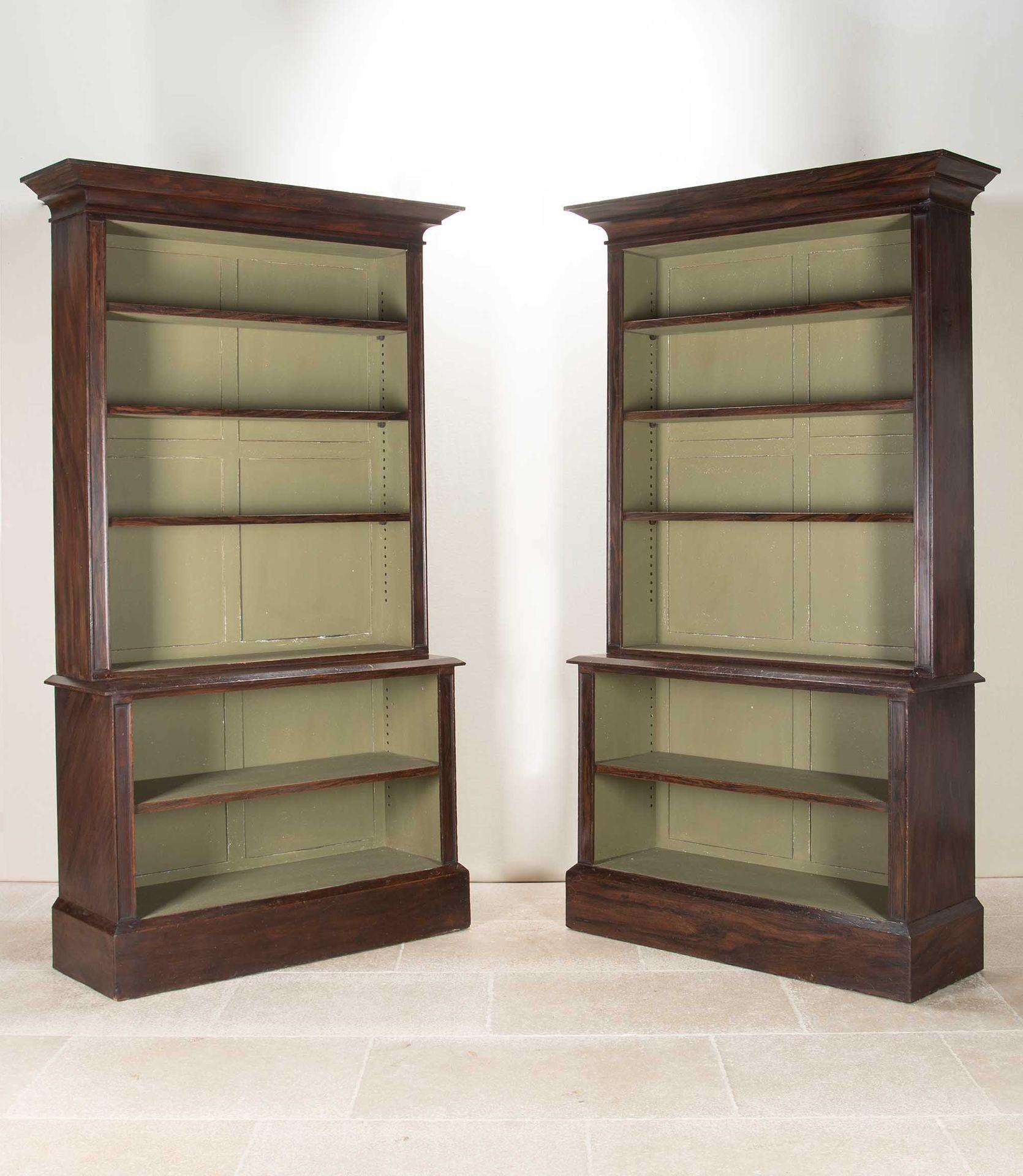 Grande coppia di librerie provinciali del XIX secolo. 
Si tratta di una tenuta in legno granuloso proveniente da Bridgehead Estate, nel Dorset. Presentano una cornice modellata su scaffali regolabili su basi a piedistallo.