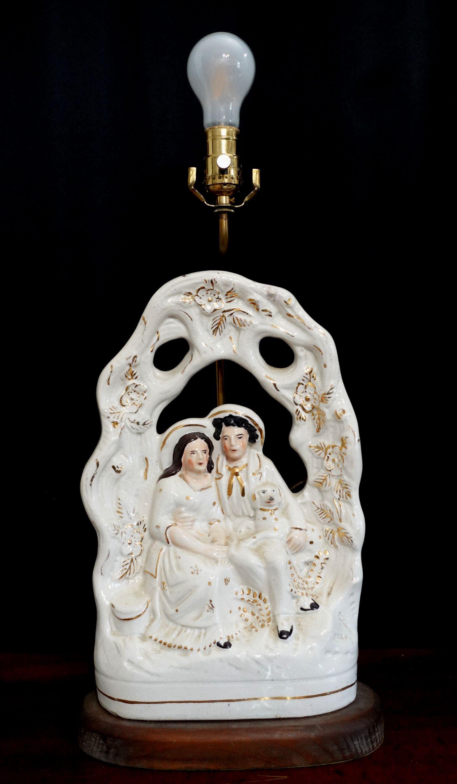 Américain Paire de grandes lampes de table en poterie Staffordshire Arbor Couple du 19ème siècle en vente