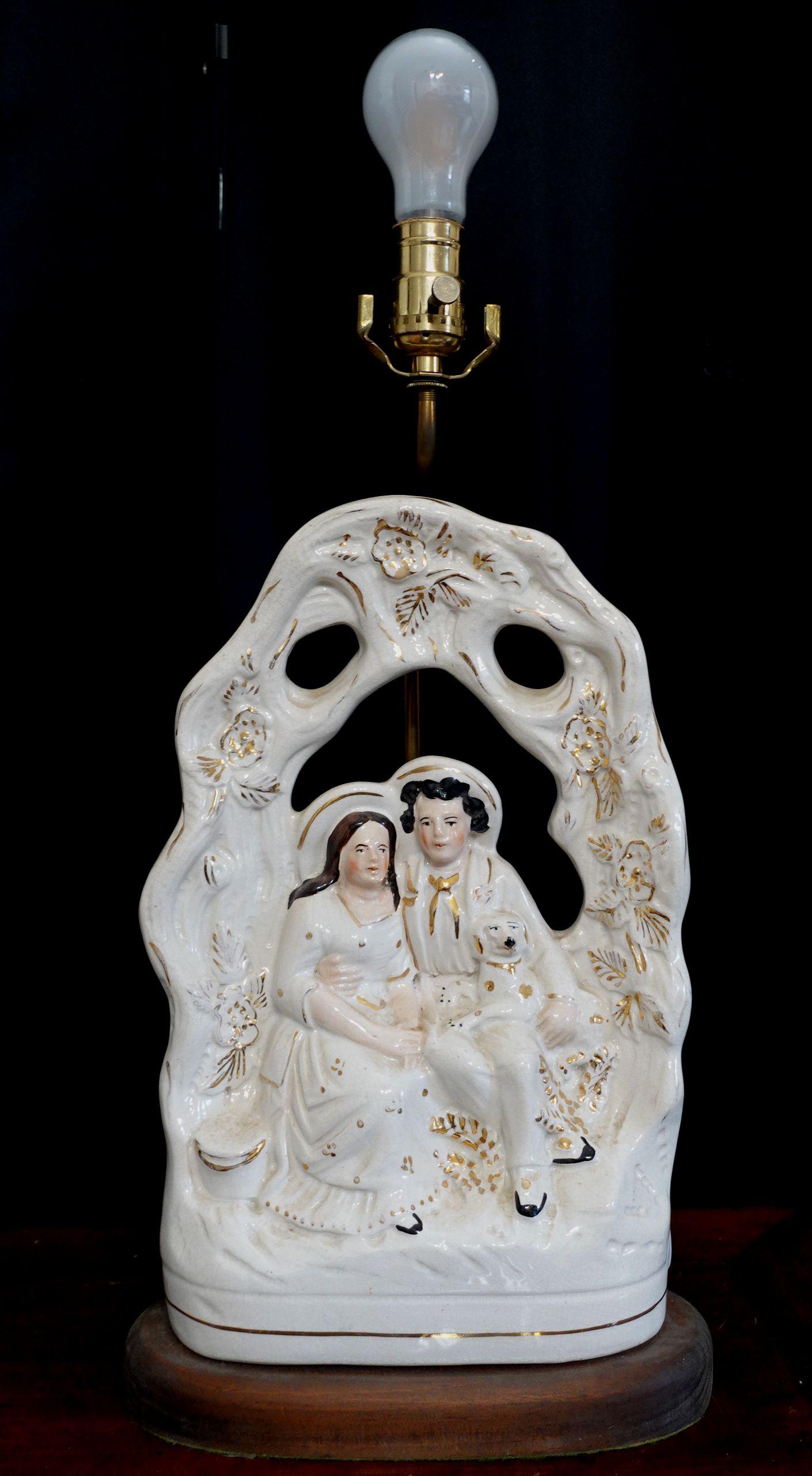 Ottone Grande coppia di lampade da tavolo in ceramica Arbor dello Staffordshire del XIX secolo in vendita