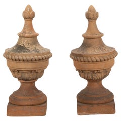 Gran pareja de remates de poste de terracota del siglo XIX
