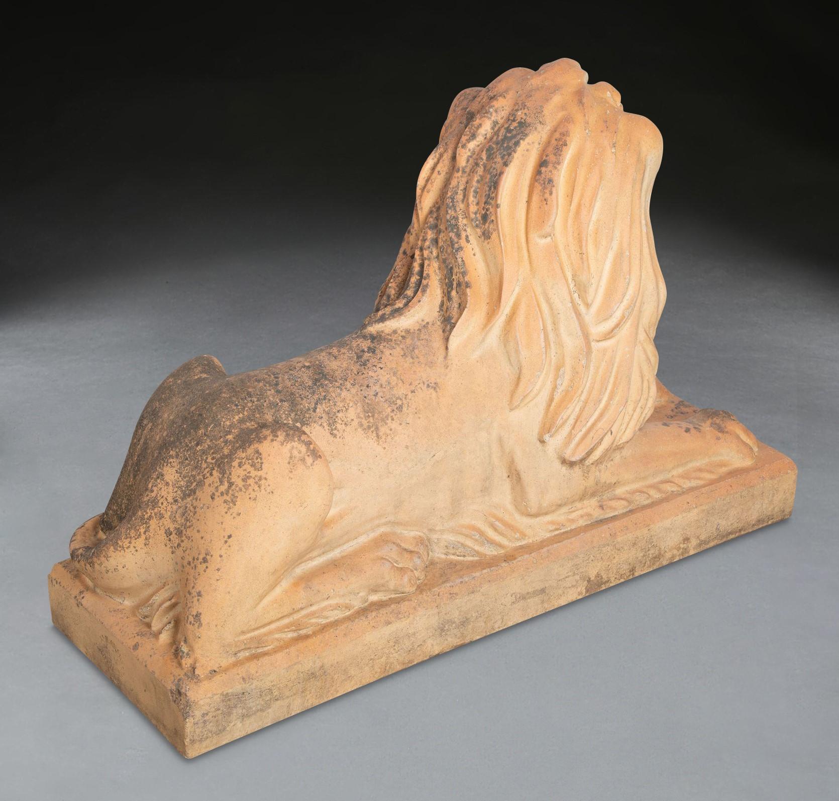 Grande coppia di leoni in terracotta del XIX secolo in vendita 4