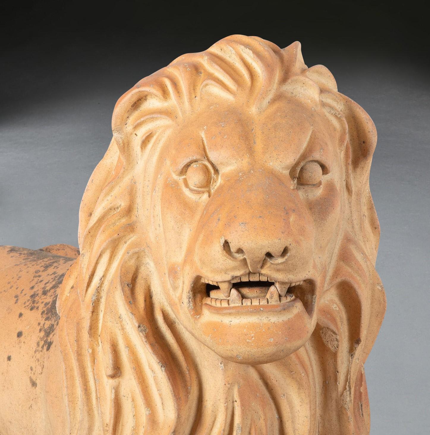 Grande coppia di leoni in terracotta del XIX secolo in vendita 5