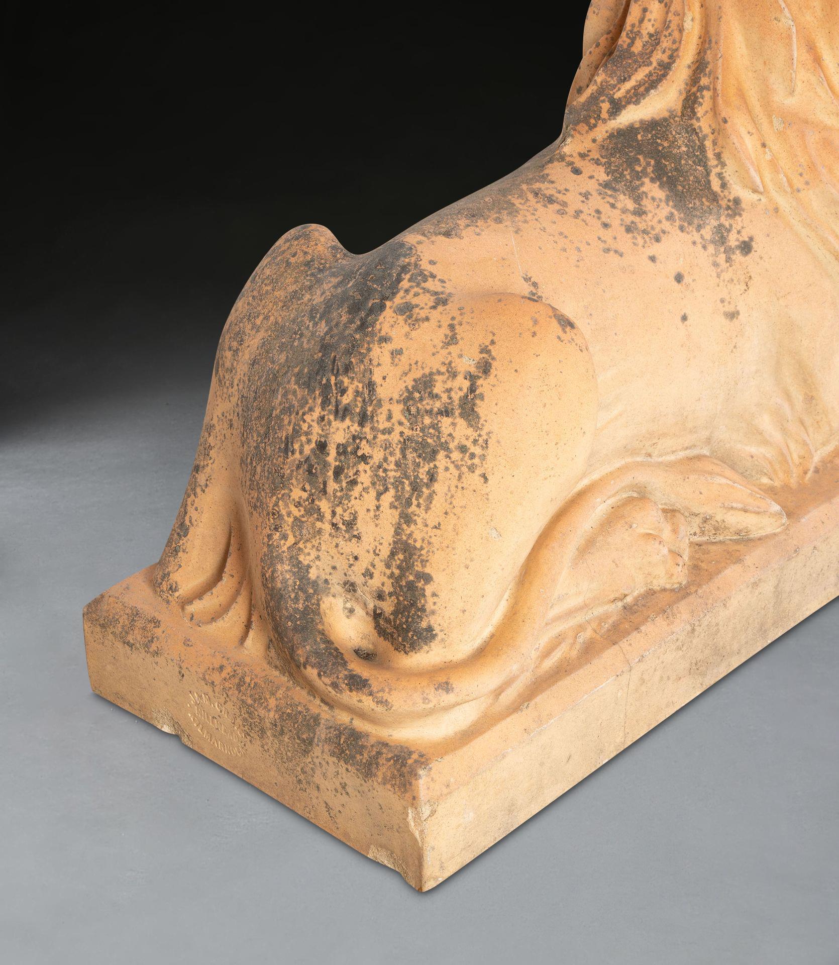  Splendida coppia di leoni recumbenti in terracotta smerigliata del XIX secolo, di buone dimensioni e proporzioni audaci, ciascuno con lunghe criniere fluenti e teste rivolte a Sinistro e a Dexter, zampe tese, zampe posteriori tirate verso l'alto e