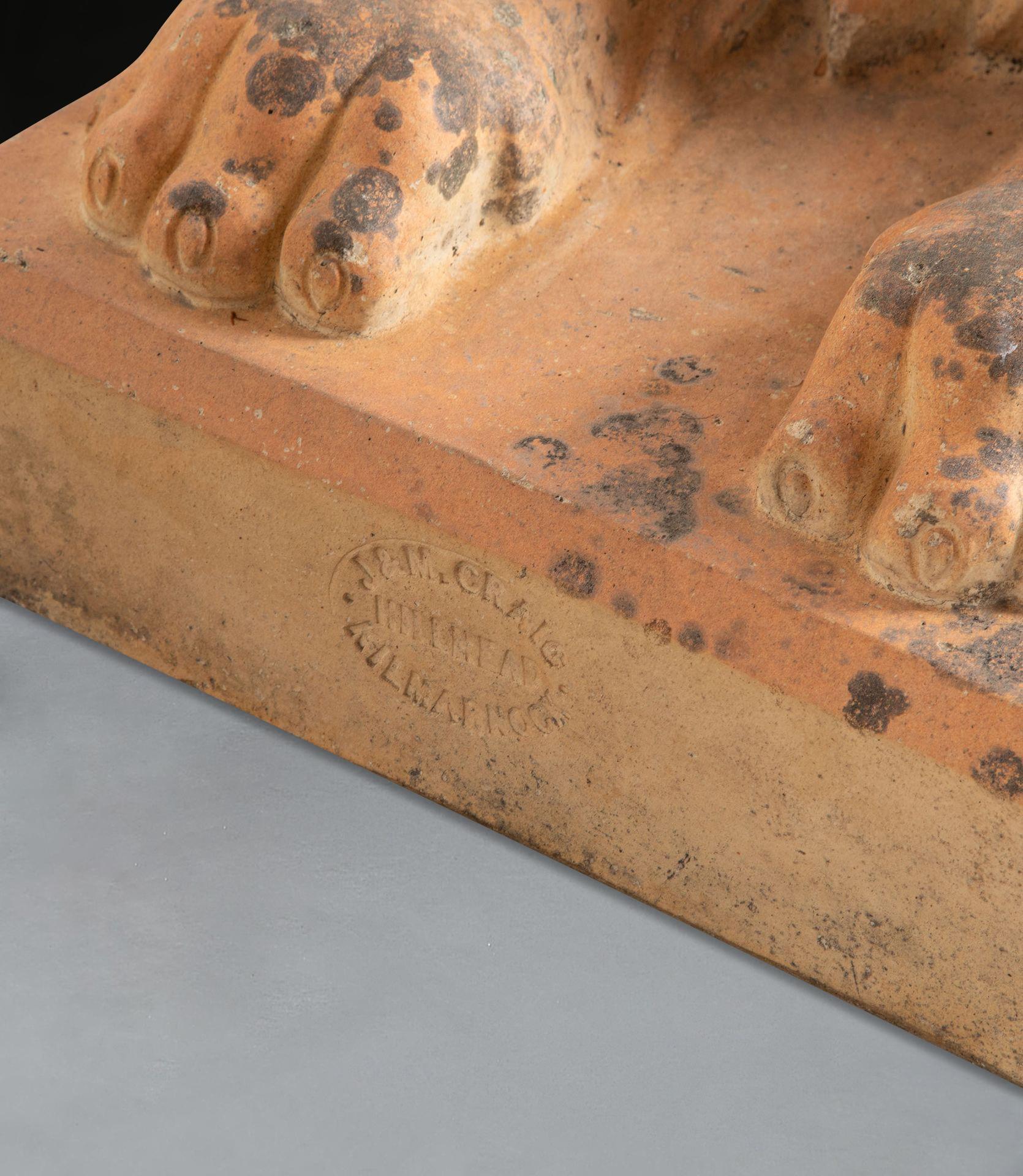 Scozzese Grande coppia di leoni in terracotta del XIX secolo in vendita