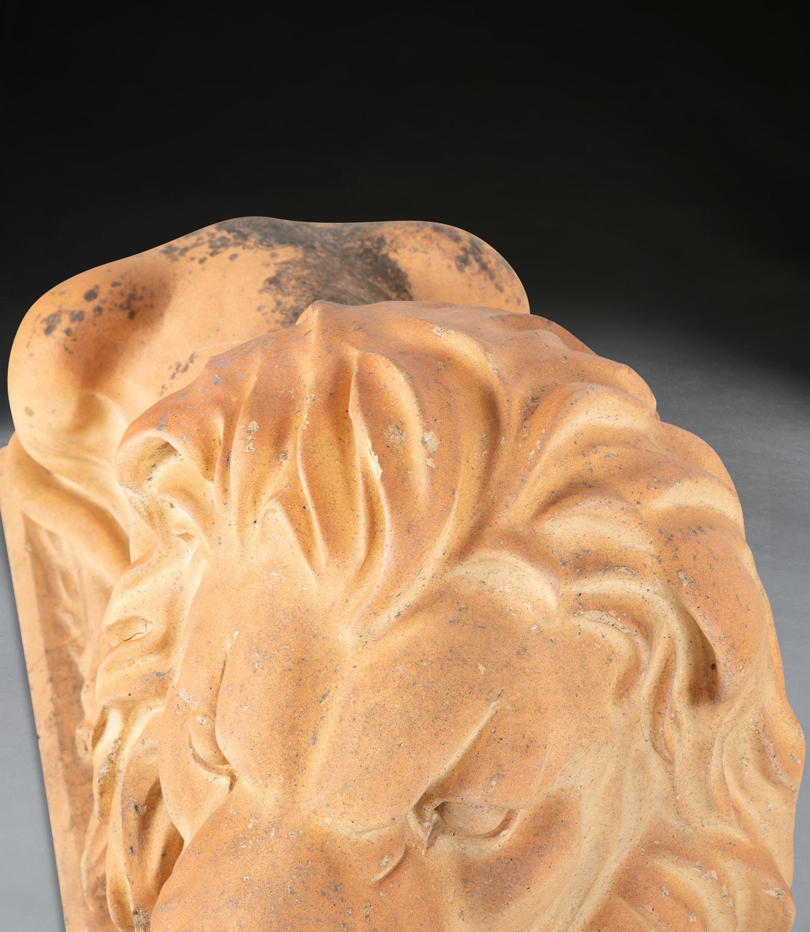 Grande coppia di leoni in terracotta del XIX secolo In condizioni buone in vendita a Shipston-On-Stour, GB