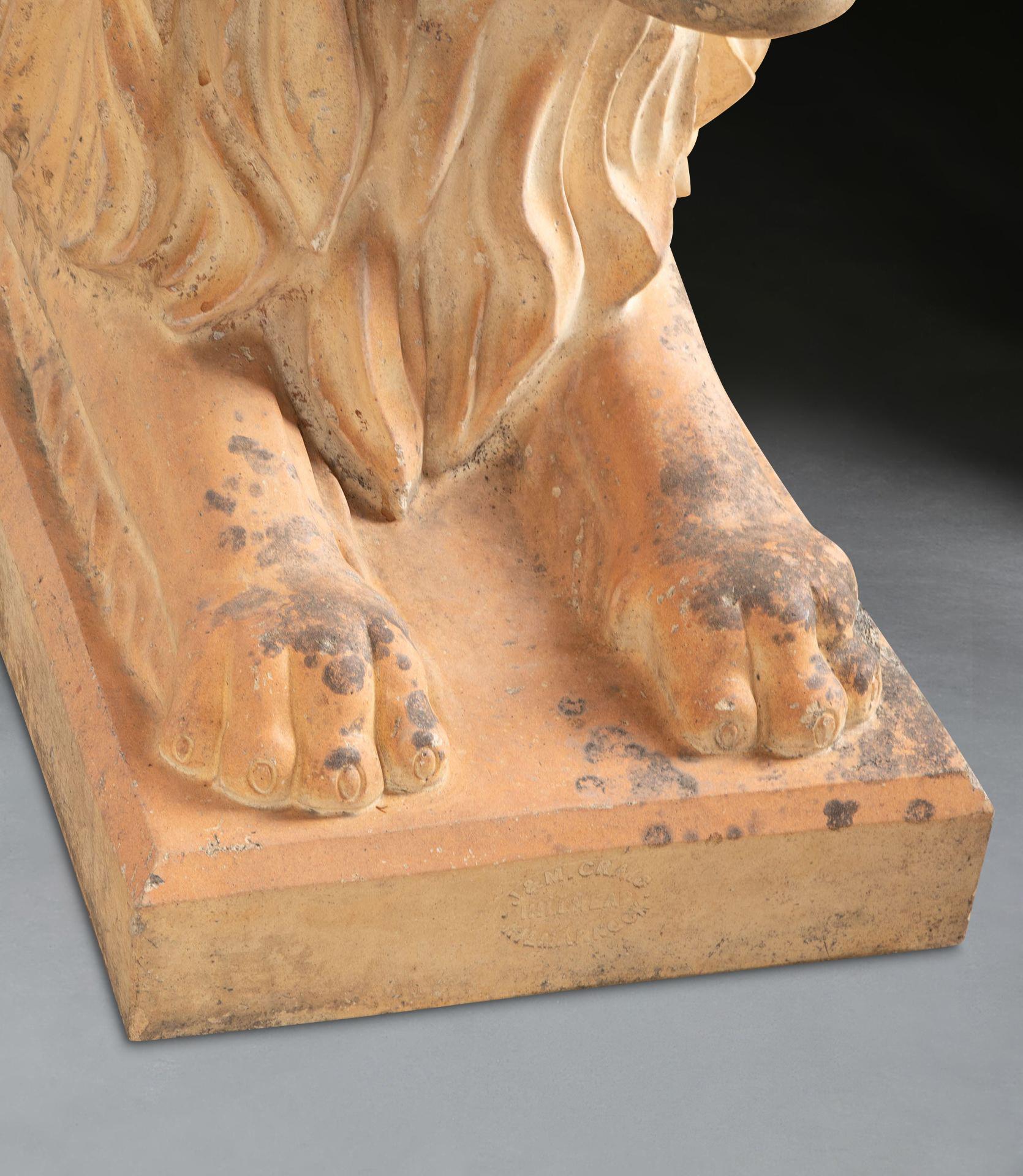 Metà XIX secolo Grande coppia di leoni in terracotta del XIX secolo in vendita