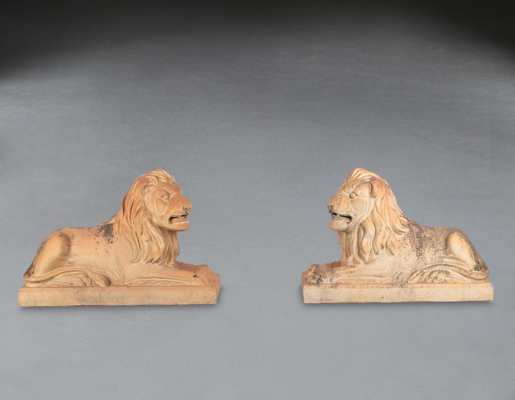 Grande coppia di leoni in terracotta del XIX secolo in vendita 1
