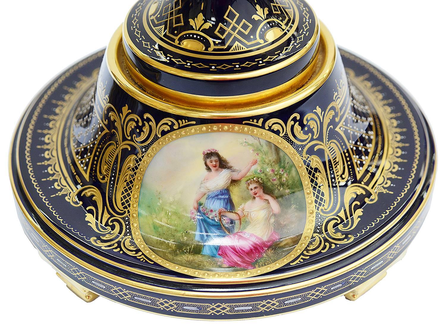 Grande coppia di urne in porcellana di Vienna del XIX secolo In condizioni ottime in vendita a Brighton, Sussex