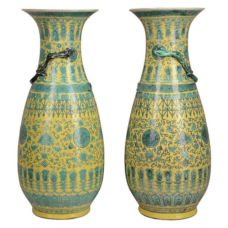 Paire de grands vases chinois du XIXe siècle, de bonne qualité, à fond vert et jaune, chacun décoré d'un motif classique, de fleurs et de feuilles en volutes et d'un serpent enroulé autour du cou.
Nous pouvons faire éclairer ces vases en une