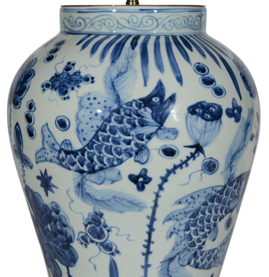 Chinois Grande paire de lampes de bureau chinoises du 20ème siècle en porcelaine bleue et blanche en vente