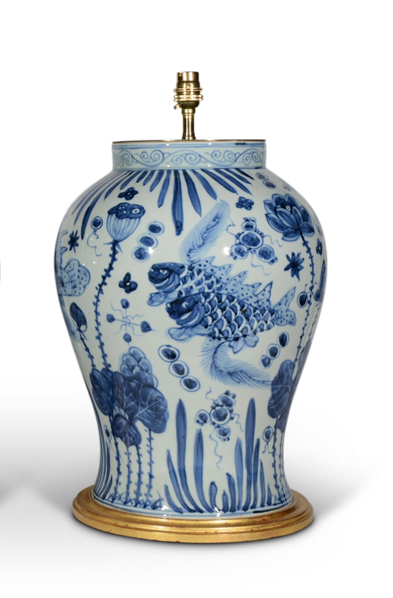 Vernissé Grande paire de lampes de bureau chinoises du 20ème siècle en porcelaine bleue et blanche en vente