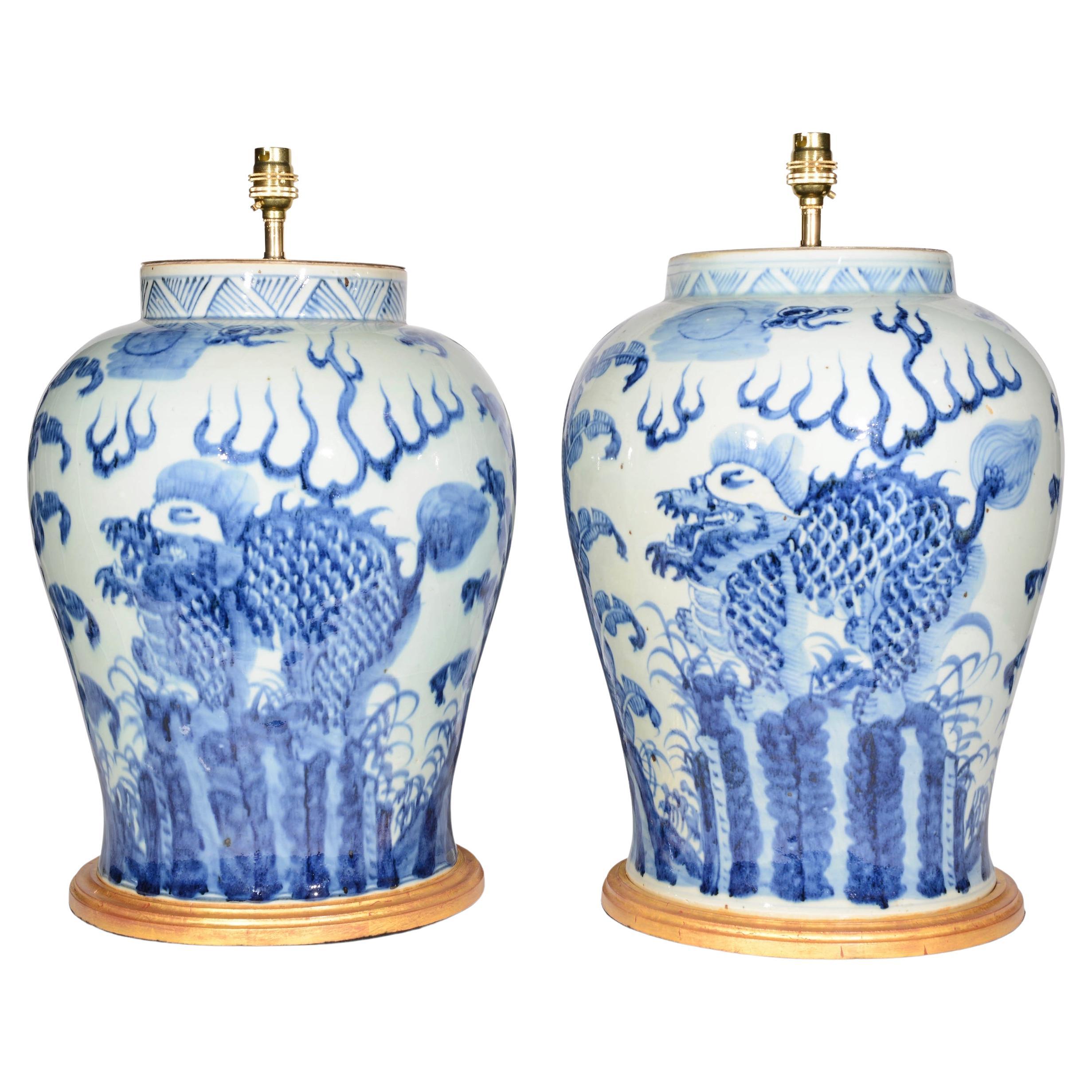 Großes Paar chinesischer blau-weißer Porzellan-Tischlampen des 20. Jahrhunderts