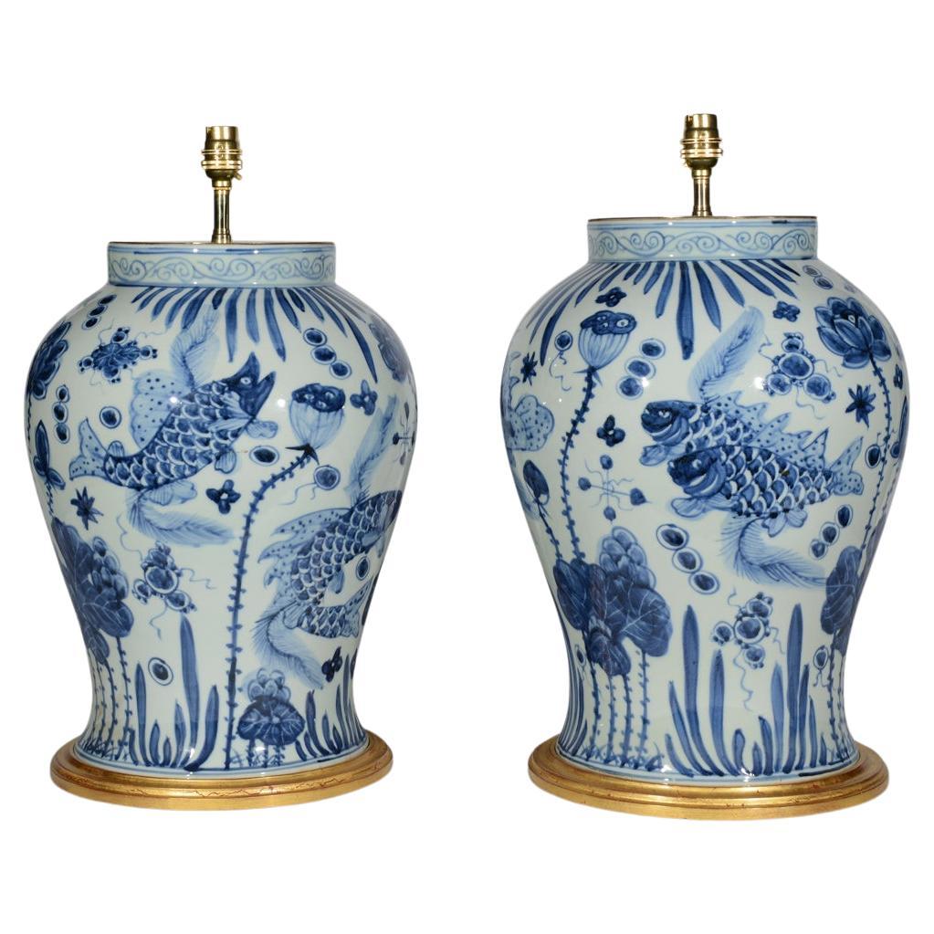 Grande paire de lampes de bureau chinoises du 20ème siècle en porcelaine bleue et blanche en vente