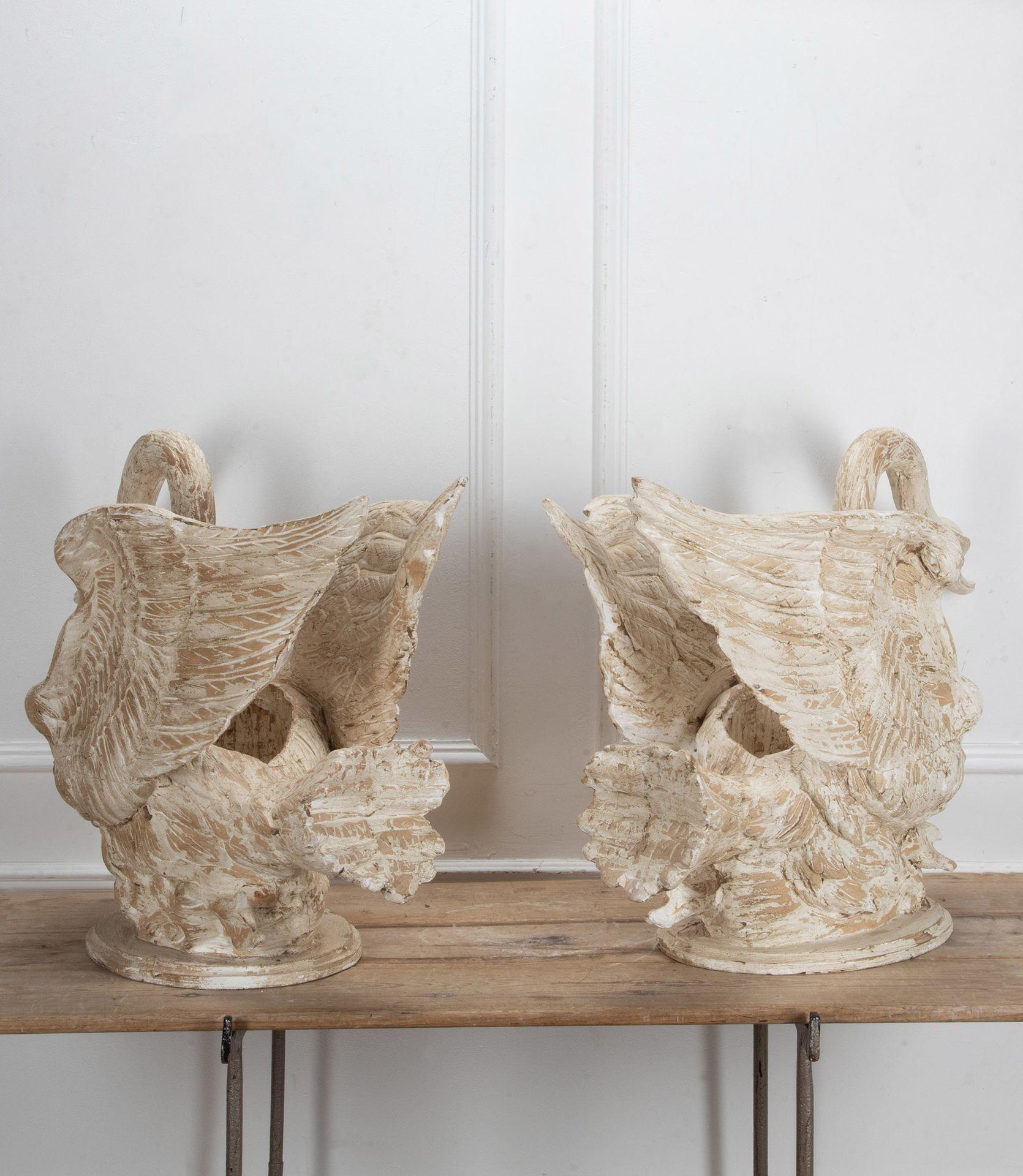 Grande paire de magnifiques jardinières en bois de tilleul sculpté à la main, datant du 20e siècle, avec une finition en gesso usé.
Traditionnellement utilisées pour les mariages, ces jardinières étaient ornées de grandes compositions florales