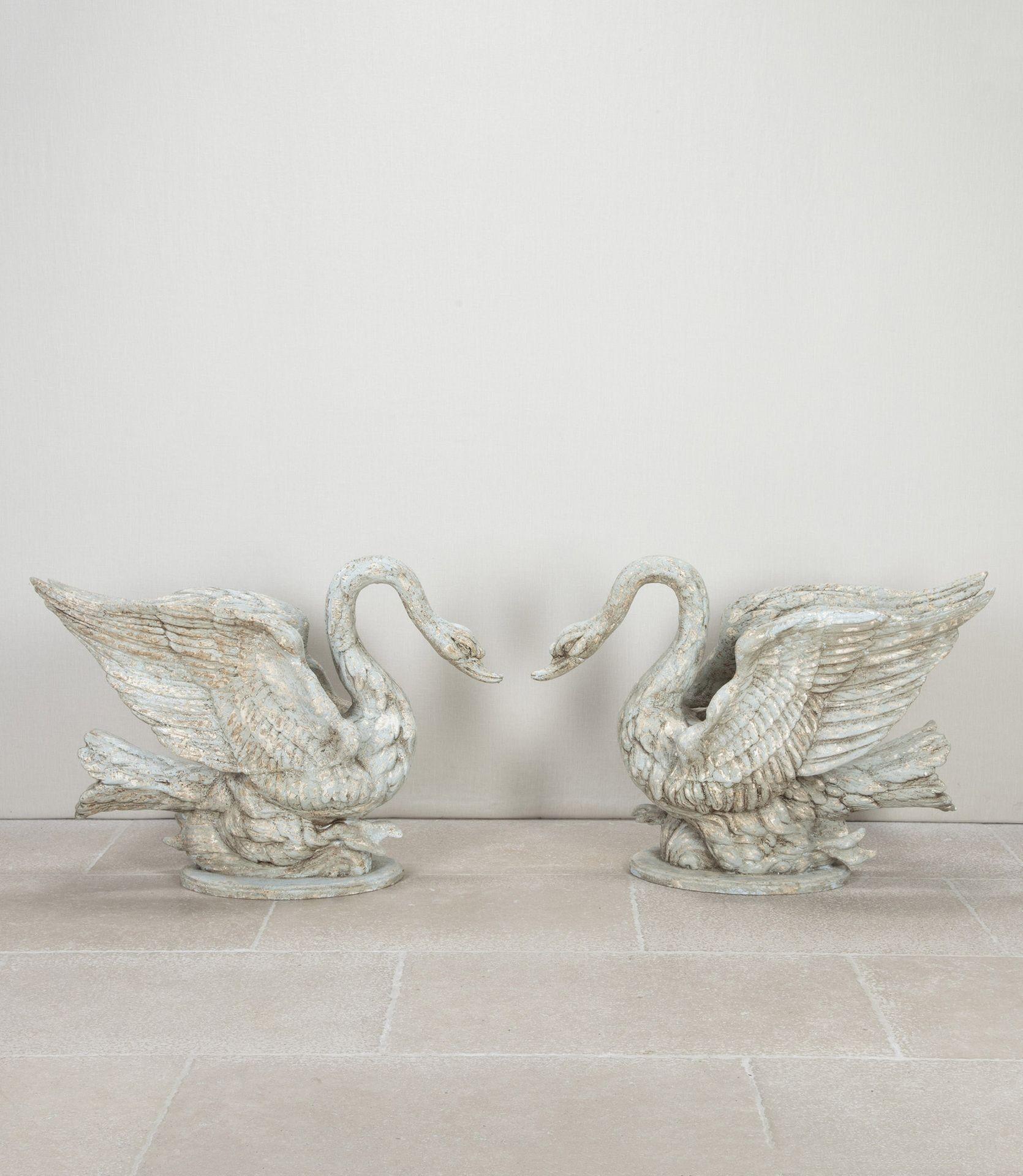 Grande paire de magnifiques jardinières en bois de tilleul sculpté à la main, datant du 20e siècle.
Finition en gesso peint usé. Traditionnellement utilisées pour les mariages, ces jardinières étaient ornées de grandes compositions florales placées