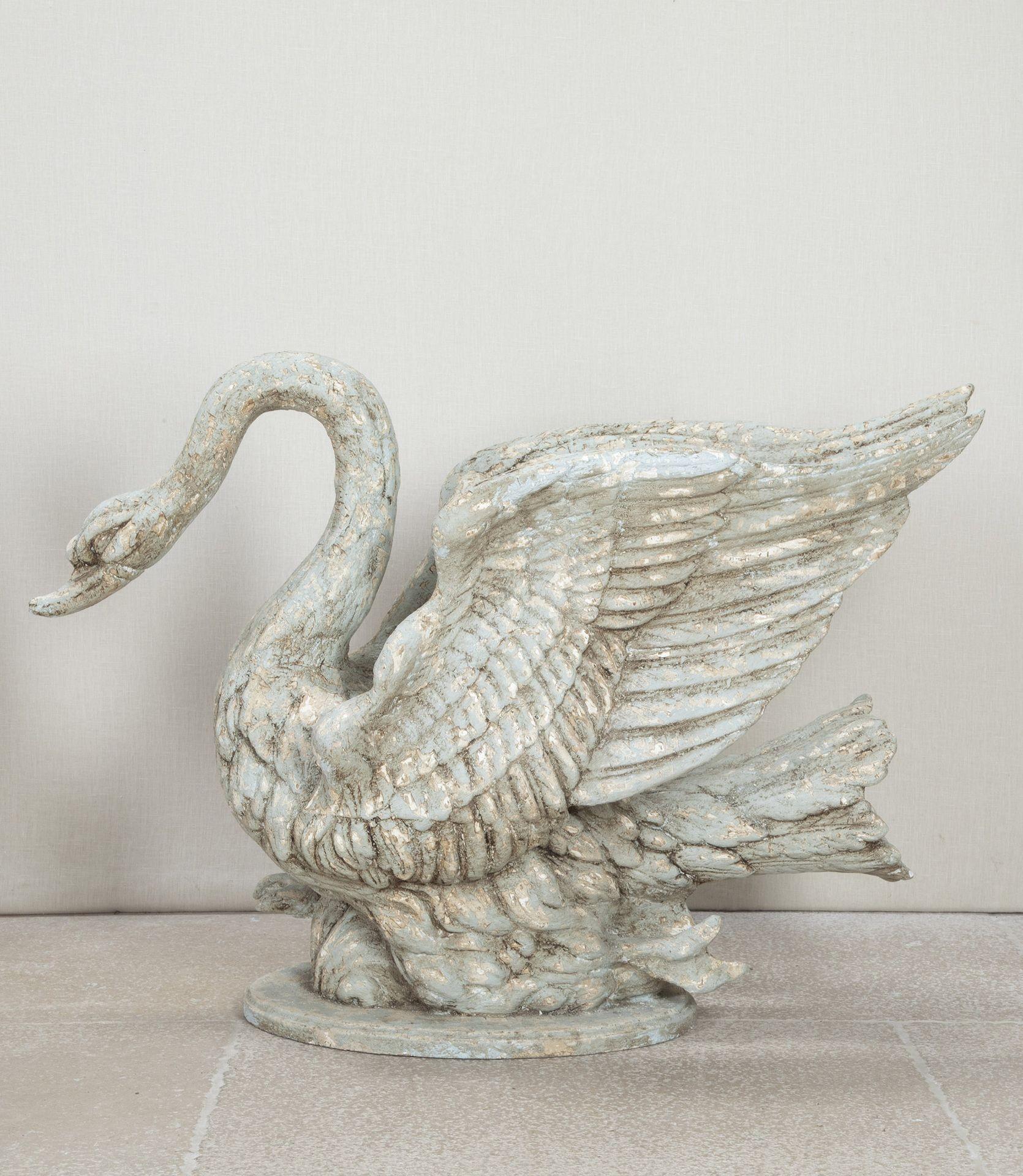 Large Pair of 20th Century Italian Hand Carved Lime Wood Swan Planters Bon état - En vente à Gloucestershire, GB