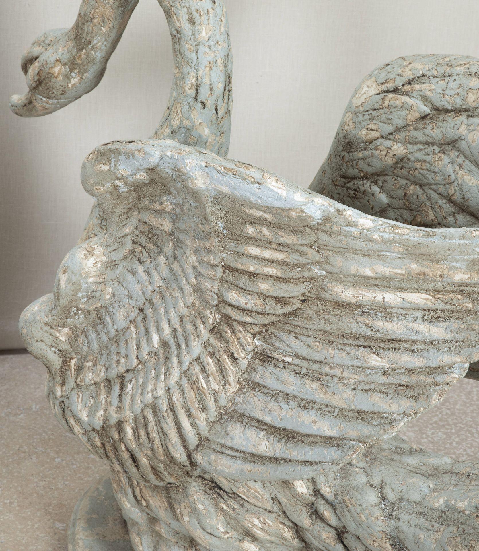 Large Pair of 20th Century Italian Hand Carved Lime Wood Swan Planters en vente 3