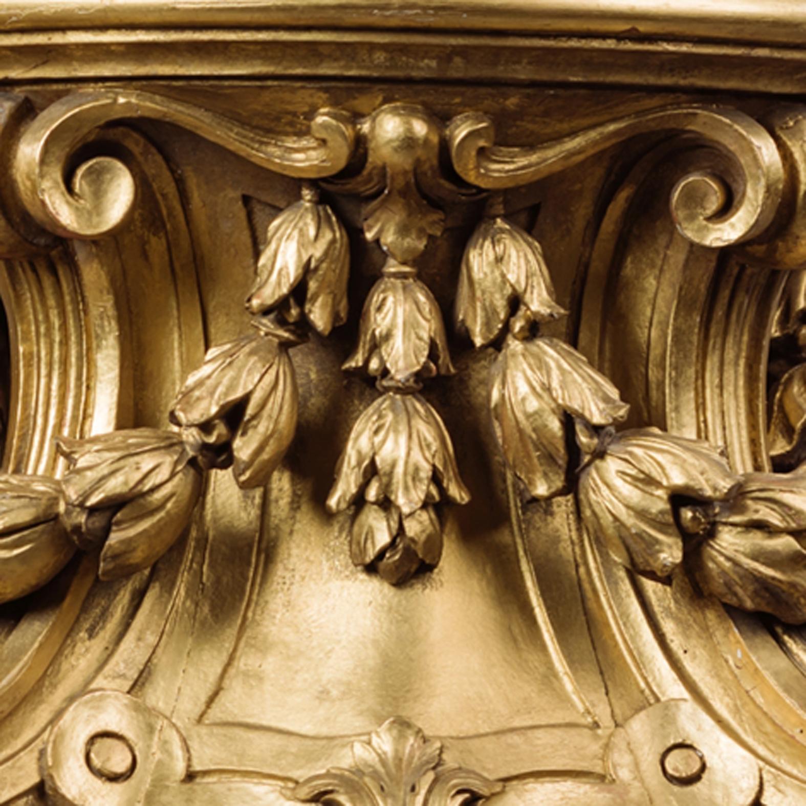 Néo-rococo Grande paire de grands supports en bois doré sculpté d'acanthe en vente