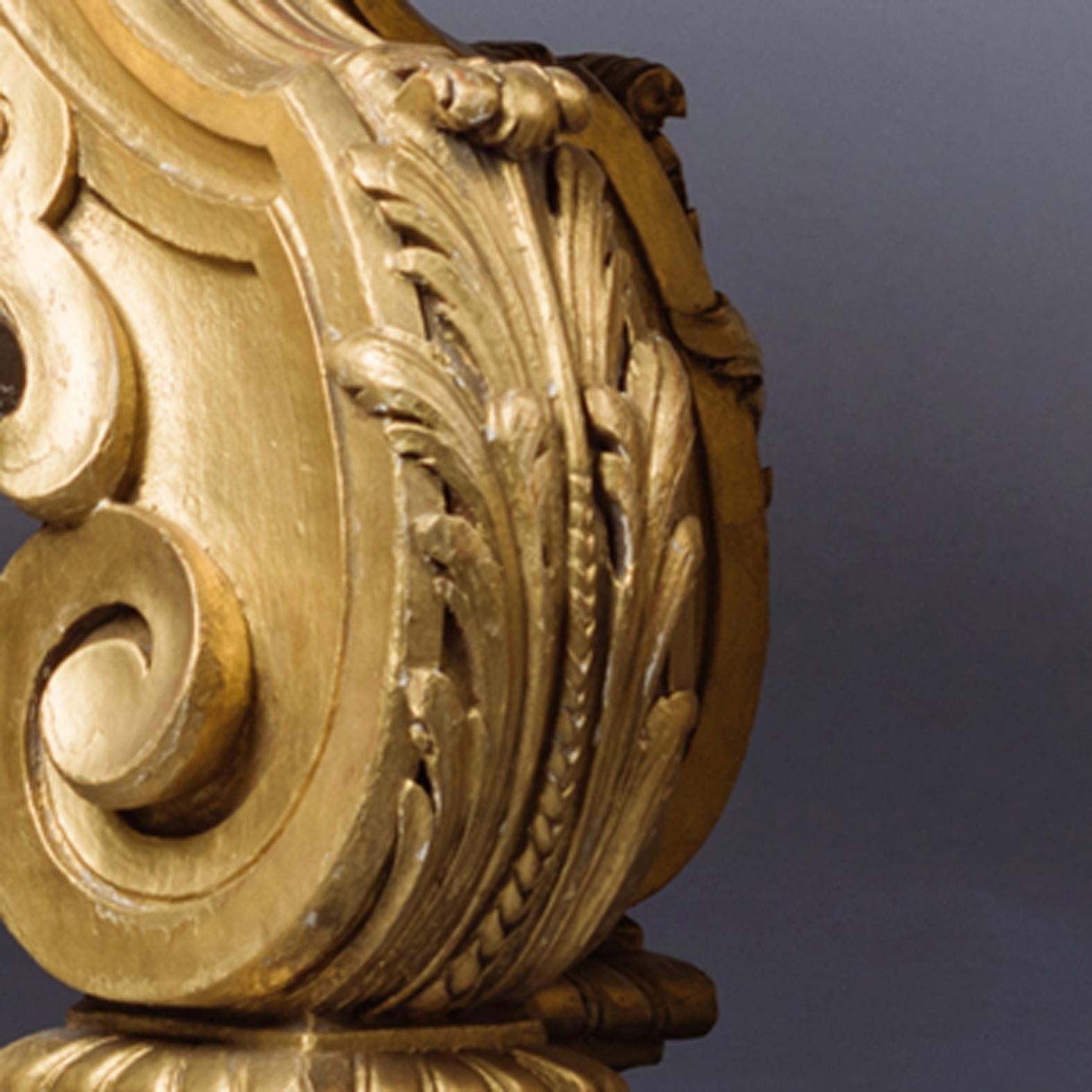 Français Grande paire de grands supports en bois doré sculpté d'acanthe en vente