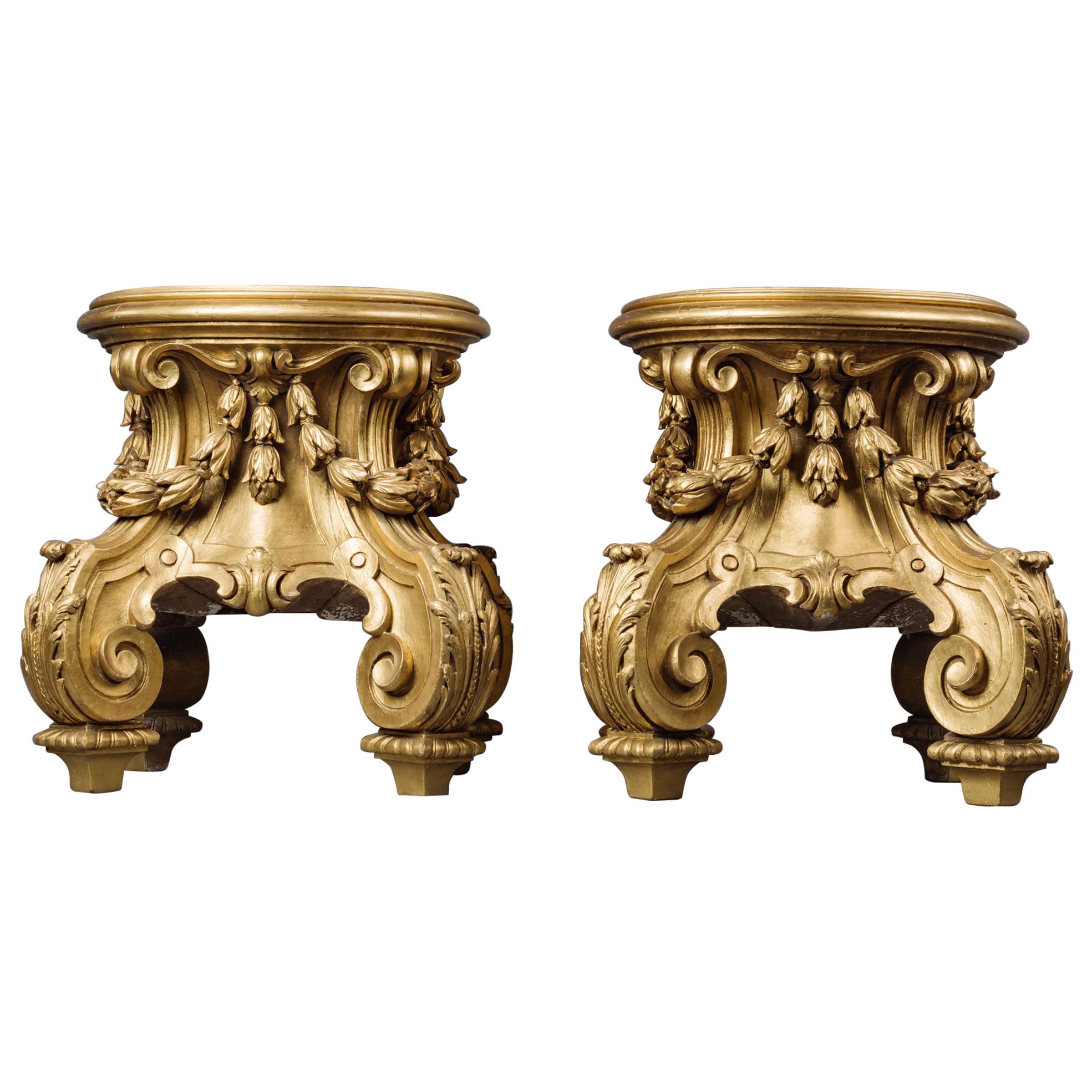 Großes Paar Akanthus geschnitzte Ständer aus vergoldetem Holz
