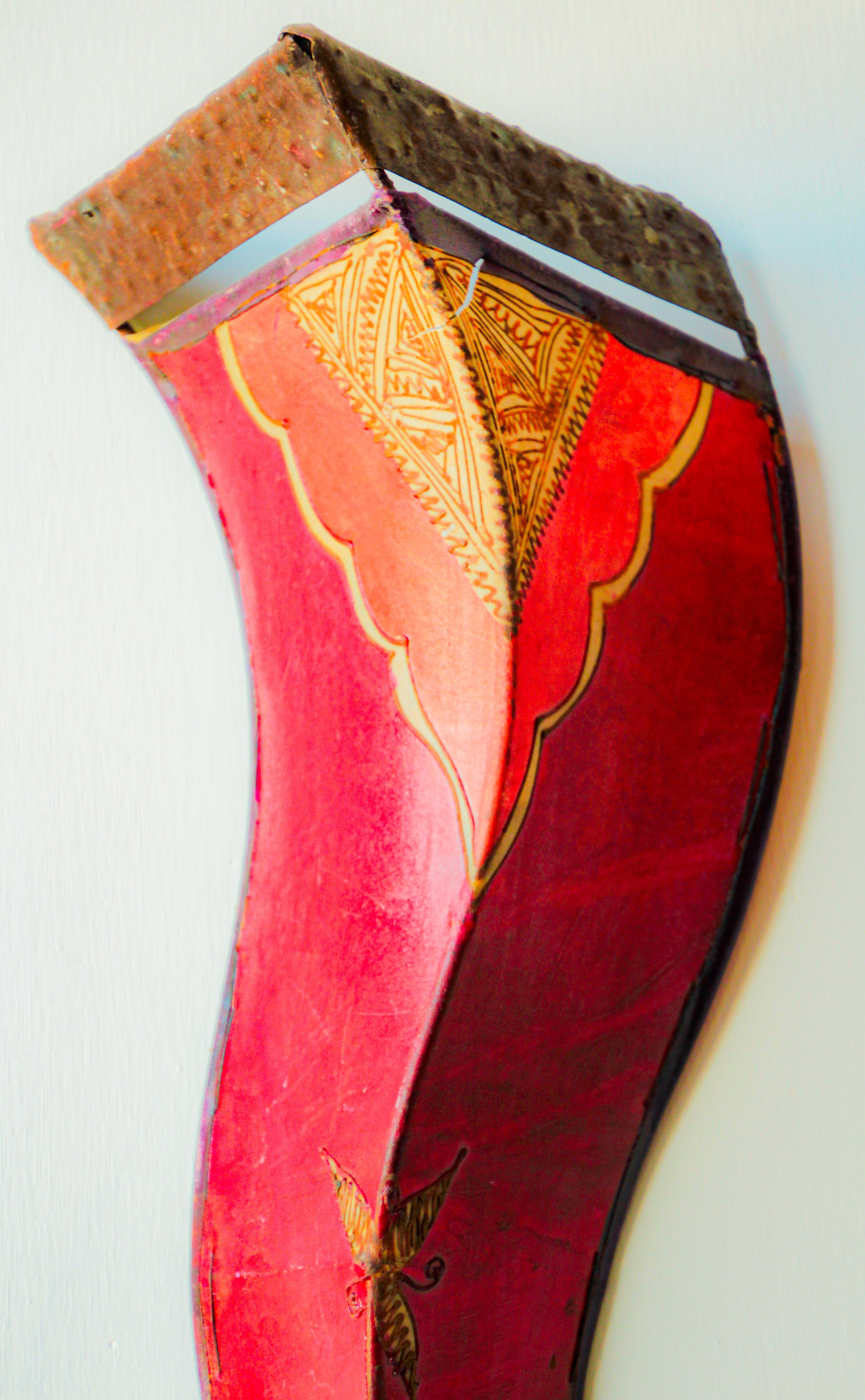 Großer Wandleuchter aus pergamentfarbenem Pergament mit marokkanischen Stammeskunstmotiven (Handgefertigt) im Angebot