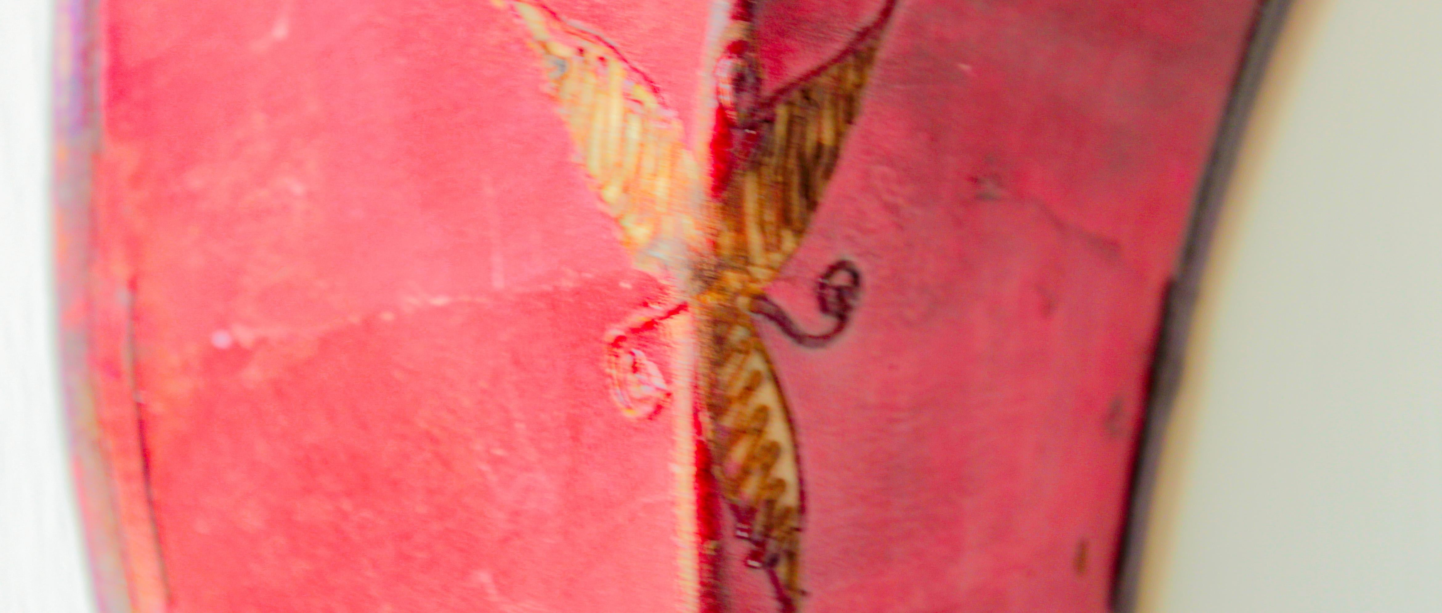 Großer Wandleuchter aus pergamentfarbenem Pergament mit marokkanischen Stammeskunstmotiven (Leder) im Angebot