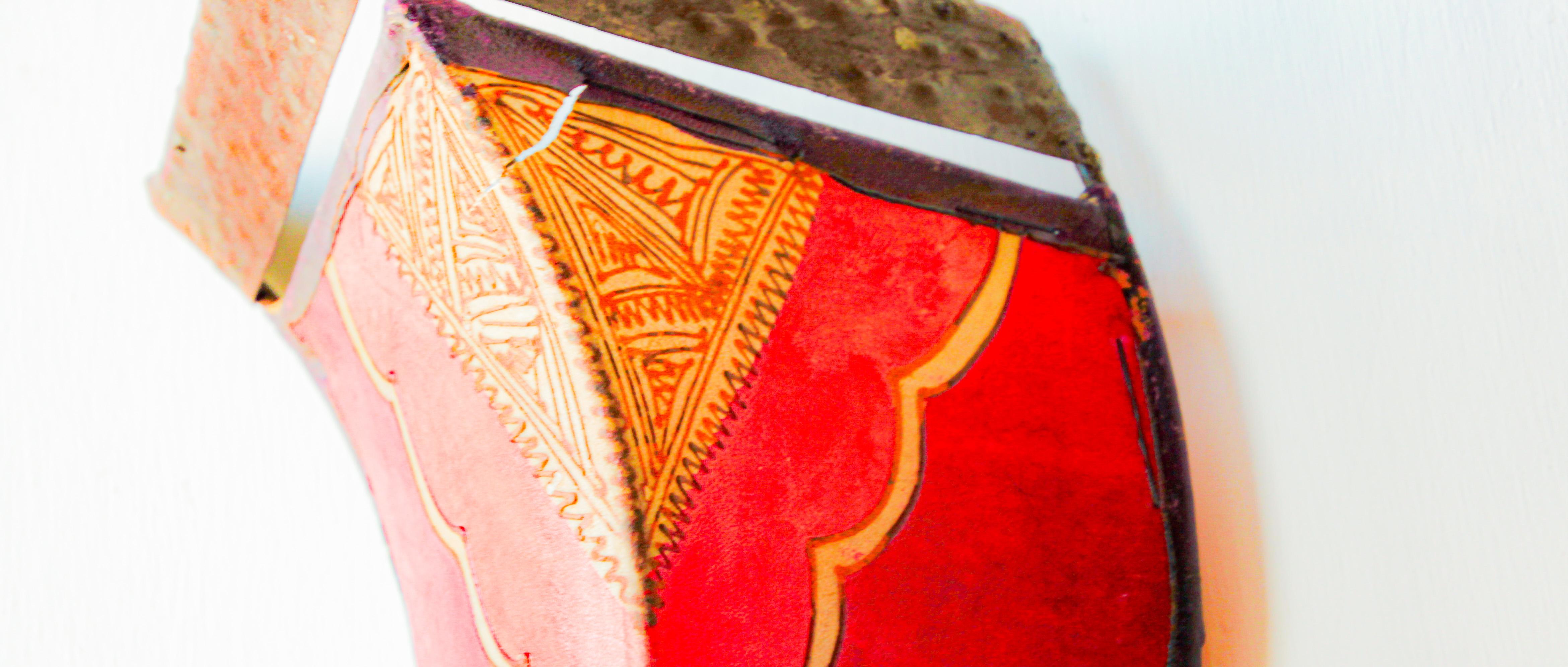 Großer Wandleuchter aus pergamentfarbenem Pergament mit marokkanischen Stammeskunstmotiven im Angebot 1
