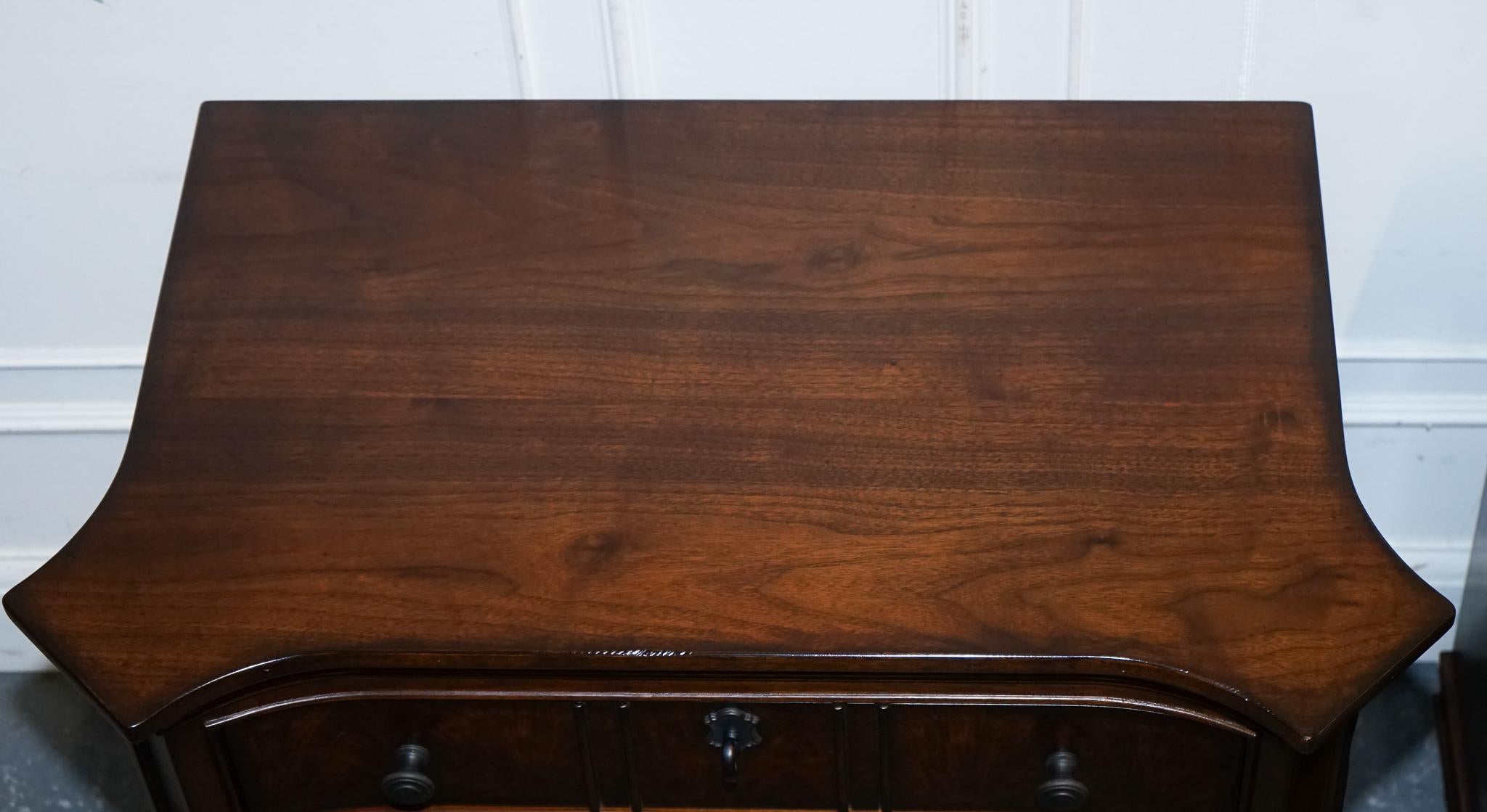 LARGE PAIR OF AMERICAN THOMASVILLE TRINIDAD NIGHTSTANDS BEDSiDE TABLES en vente 5