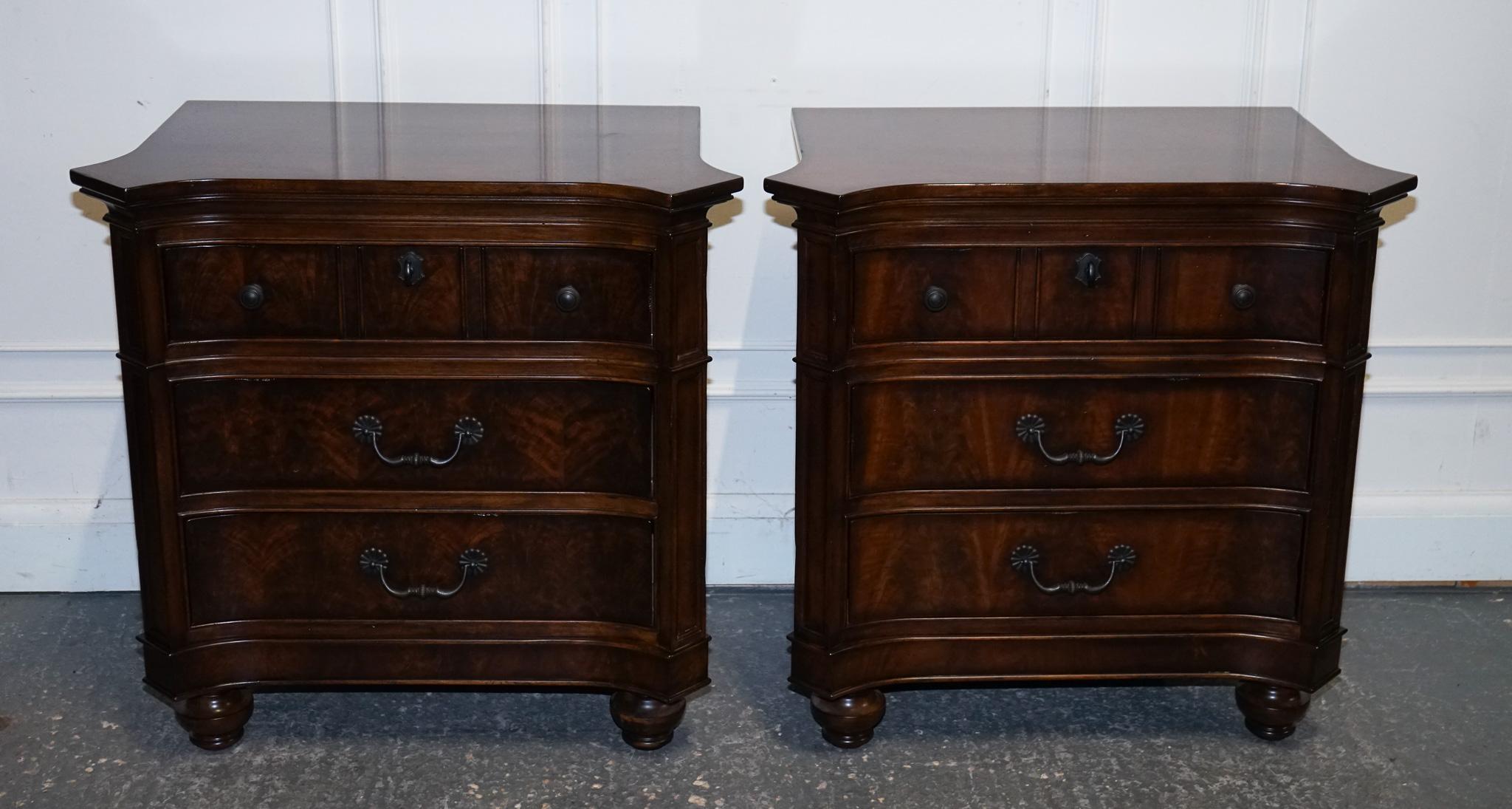 Américain LARGE PAIR OF AMERICAN THOMASVILLE TRINIDAD NIGHTSTANDS BEDSiDE TABLES en vente