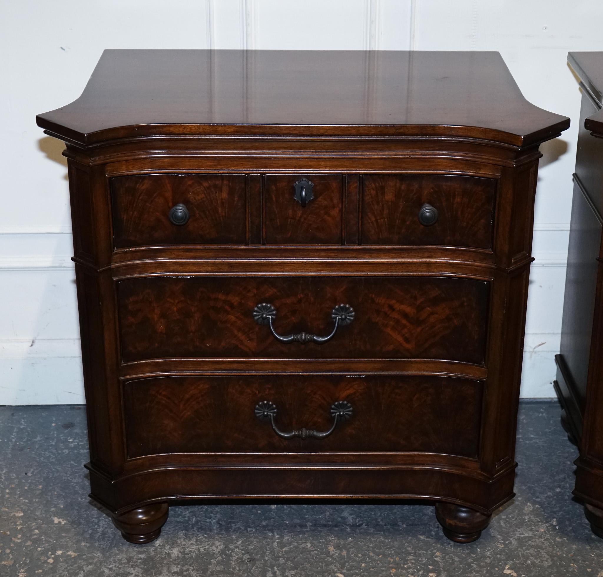 Fait main LARGE PAIR OF AMERICAN THOMASVILLE TRINIDAD NIGHTSTANDS BEDSiDE TABLES en vente