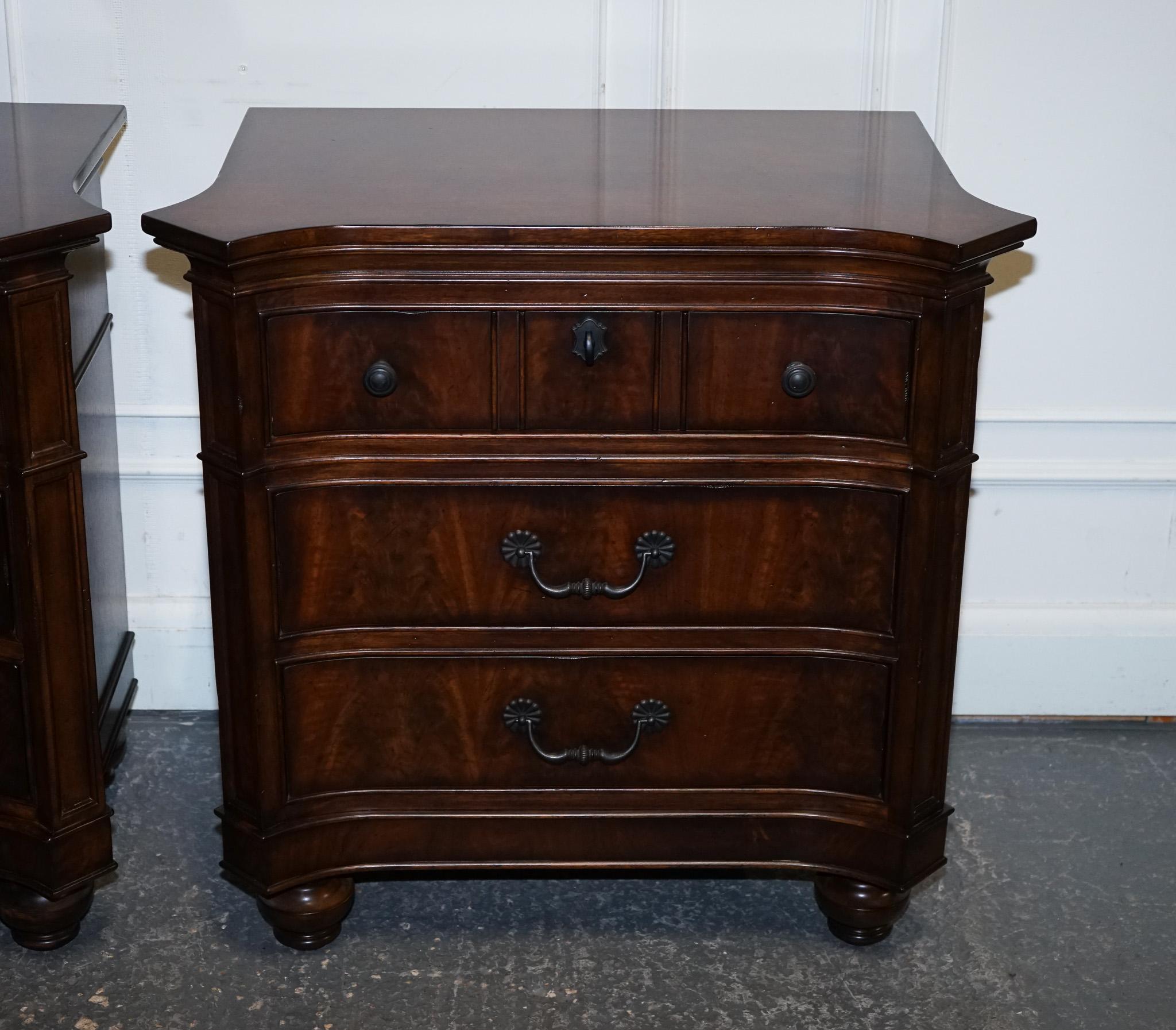 LARGE PAIR OF AMERICAN THOMASVILLE TRINIDAD NIGHTSTANDS BEDSiDE TABLES Bon état - En vente à Pulborough, GB