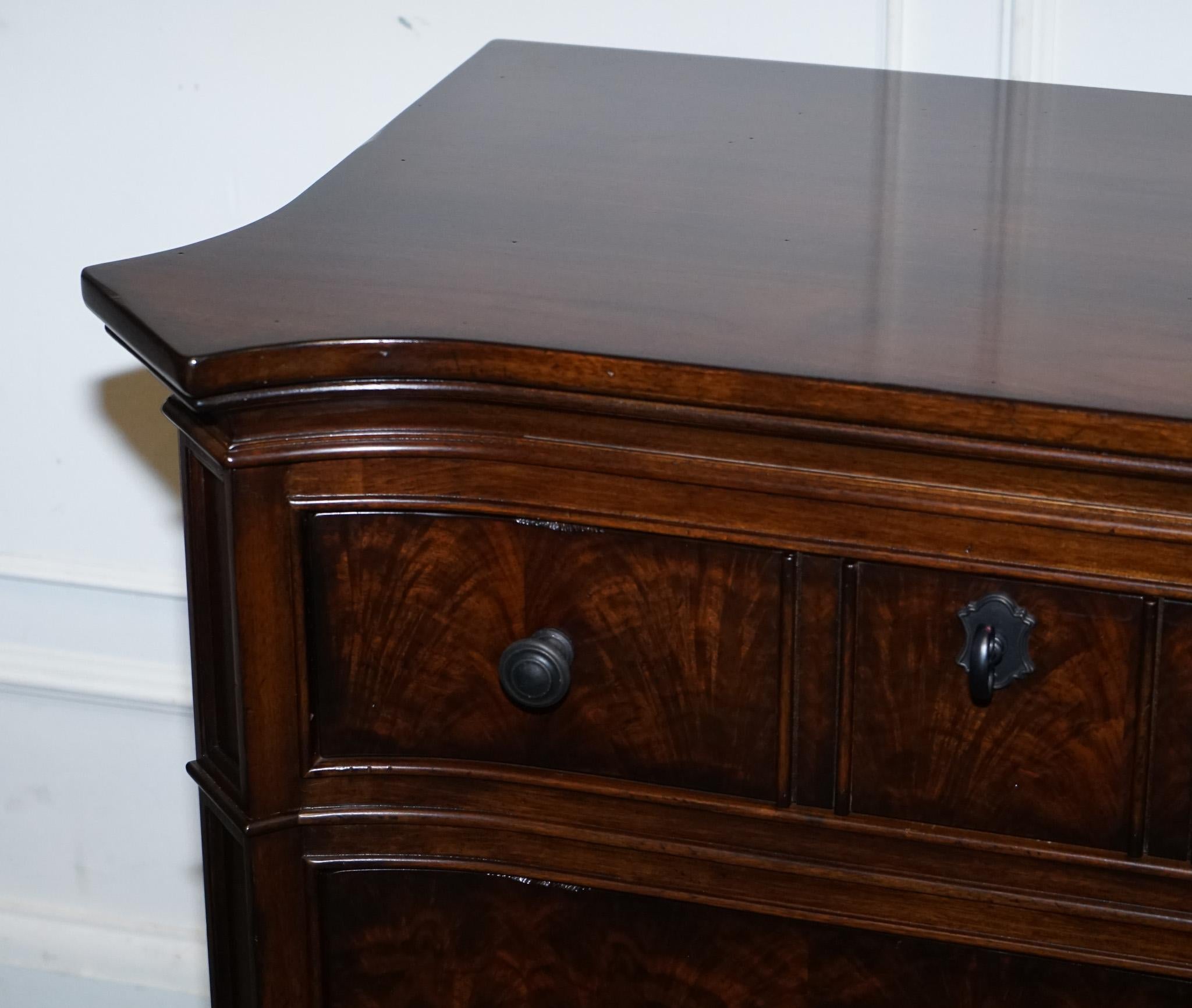 20ième siècle LARGE PAIR OF AMERICAN THOMASVILLE TRINIDAD NIGHTSTANDS BEDSiDE TABLES en vente