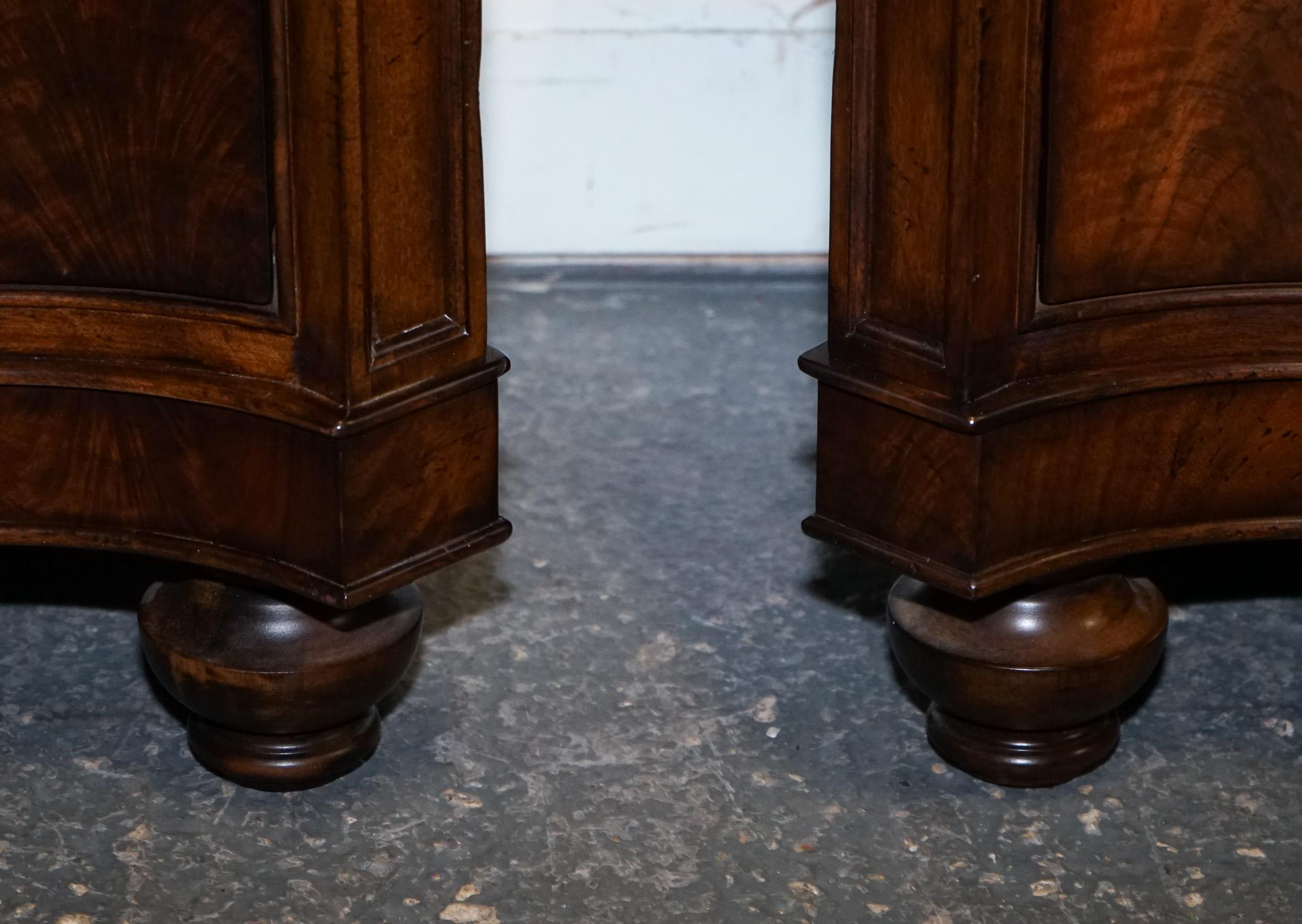 LARGE PAIR OF AMERICAN THOMASVILLE TRINIDAD NIGHTSTANDS BEDSiDE TABLES en vente 1