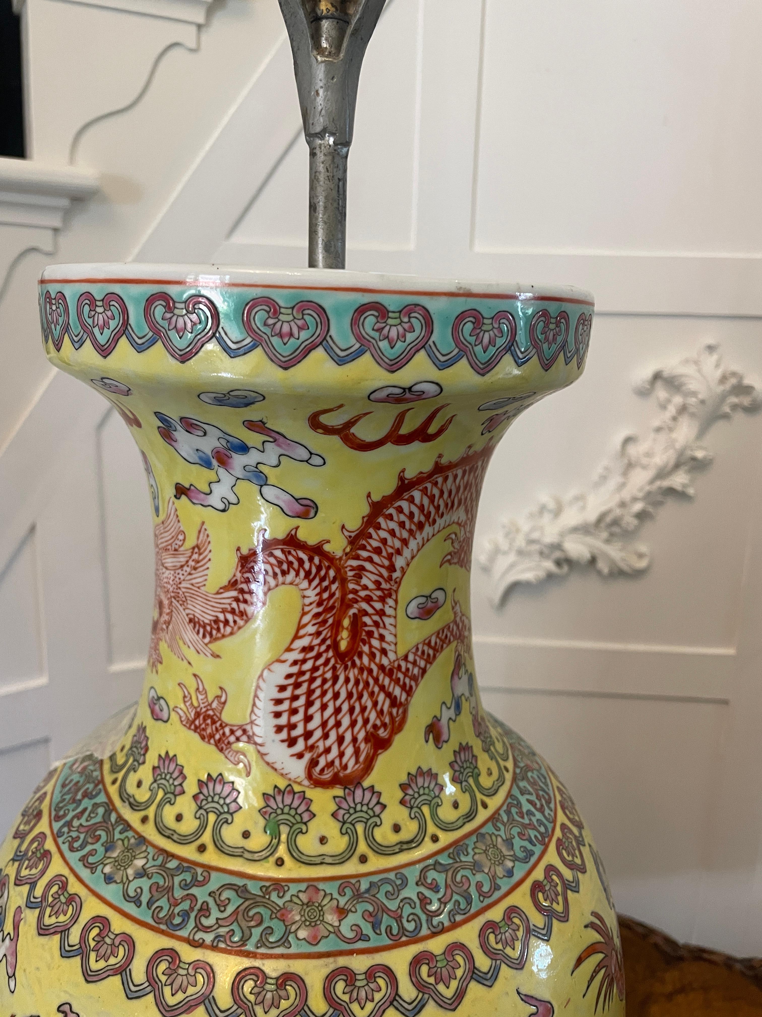 Grande coppia di lampade a vaso in porcellana cinese del XIX secolo 105 x 24 cm in vendita 5