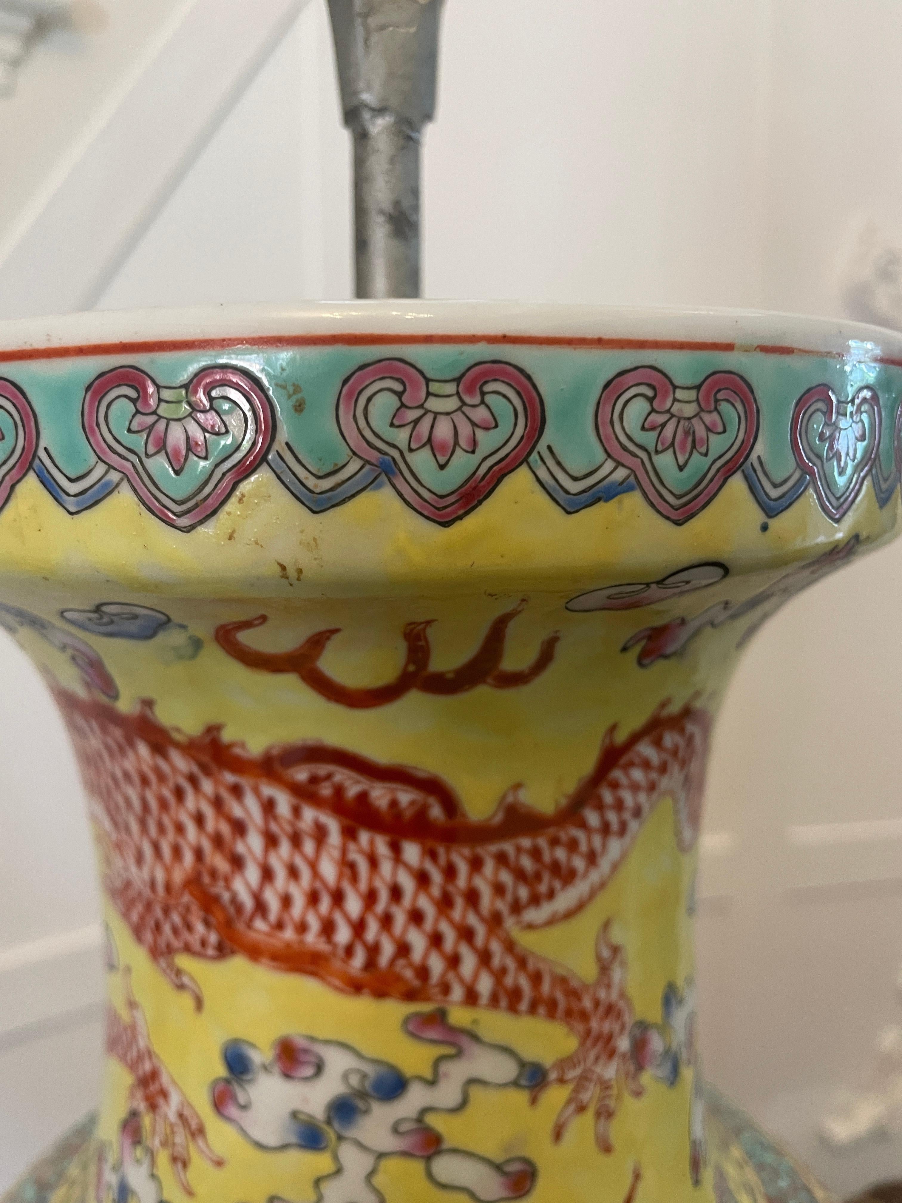 Grande coppia di lampade a vaso in porcellana cinese del XIX secolo 105 x 24 cm in vendita 8