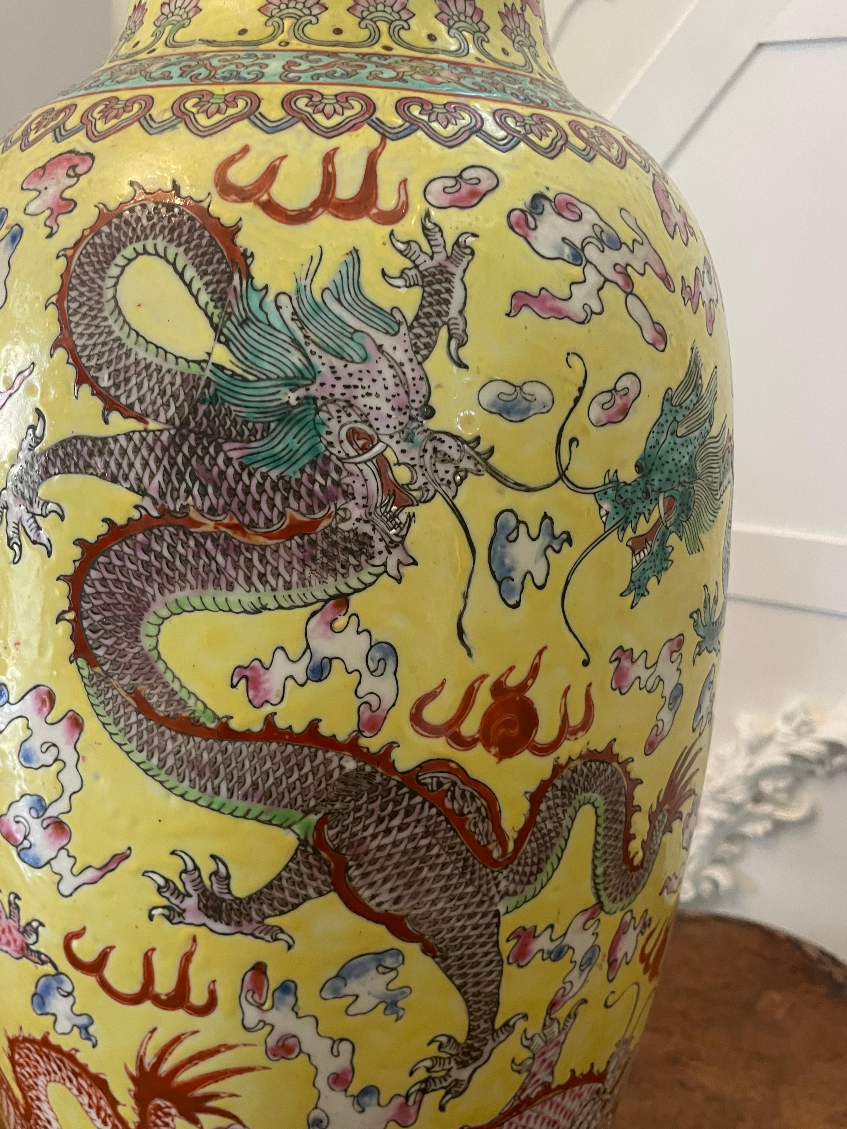 Grande coppia di lampade a vaso in porcellana cinese del XIX secolo 105 x 24 cm in vendita 9