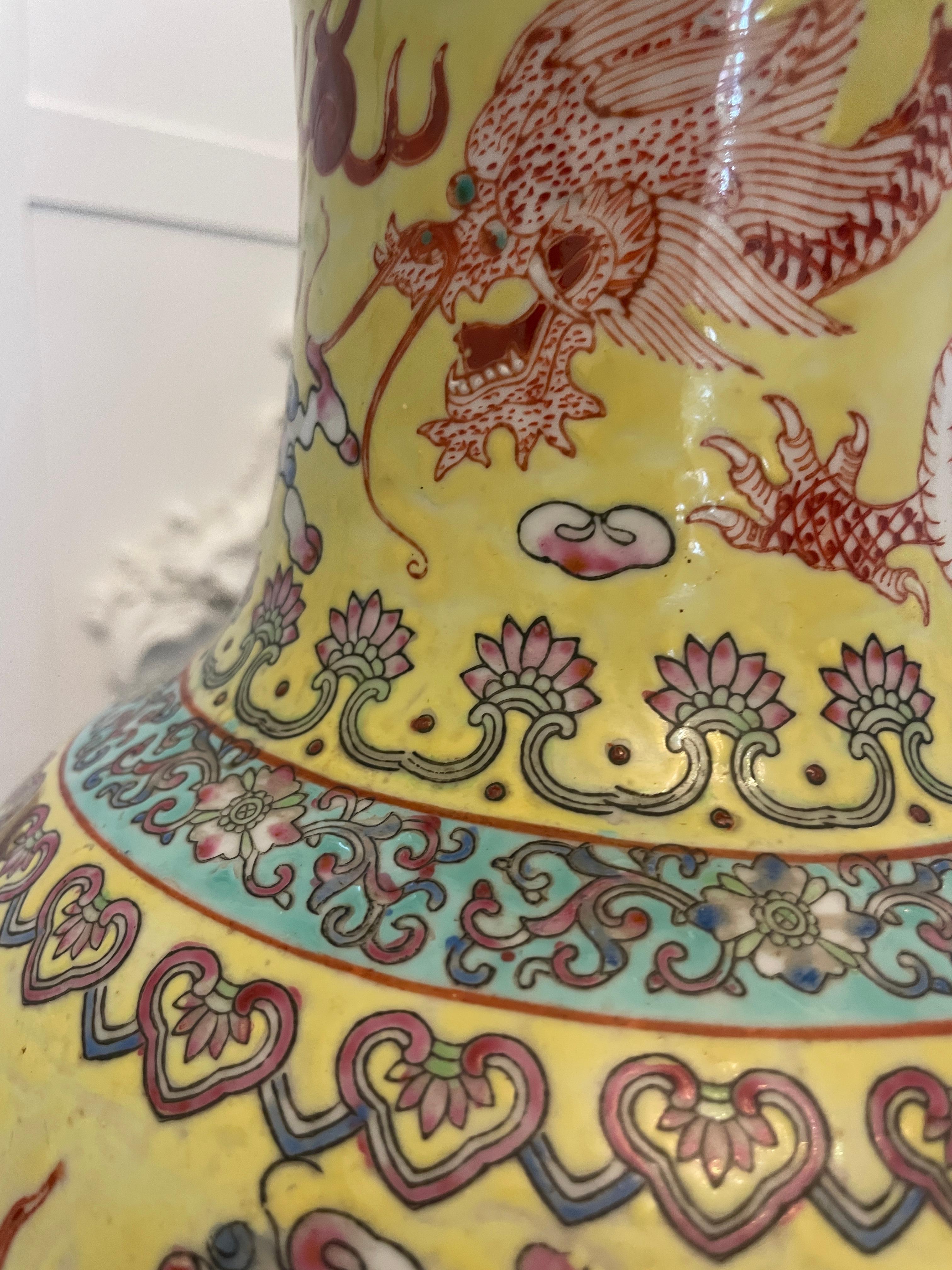 Grande coppia di lampade a vaso in porcellana cinese del XIX secolo con magnifici draghi dipinti a mano in splendidi colori rosso, blu e verde e un meraviglioso colore di fondo giallo, sollevati su basi circolari in legno duro.


Una coppia