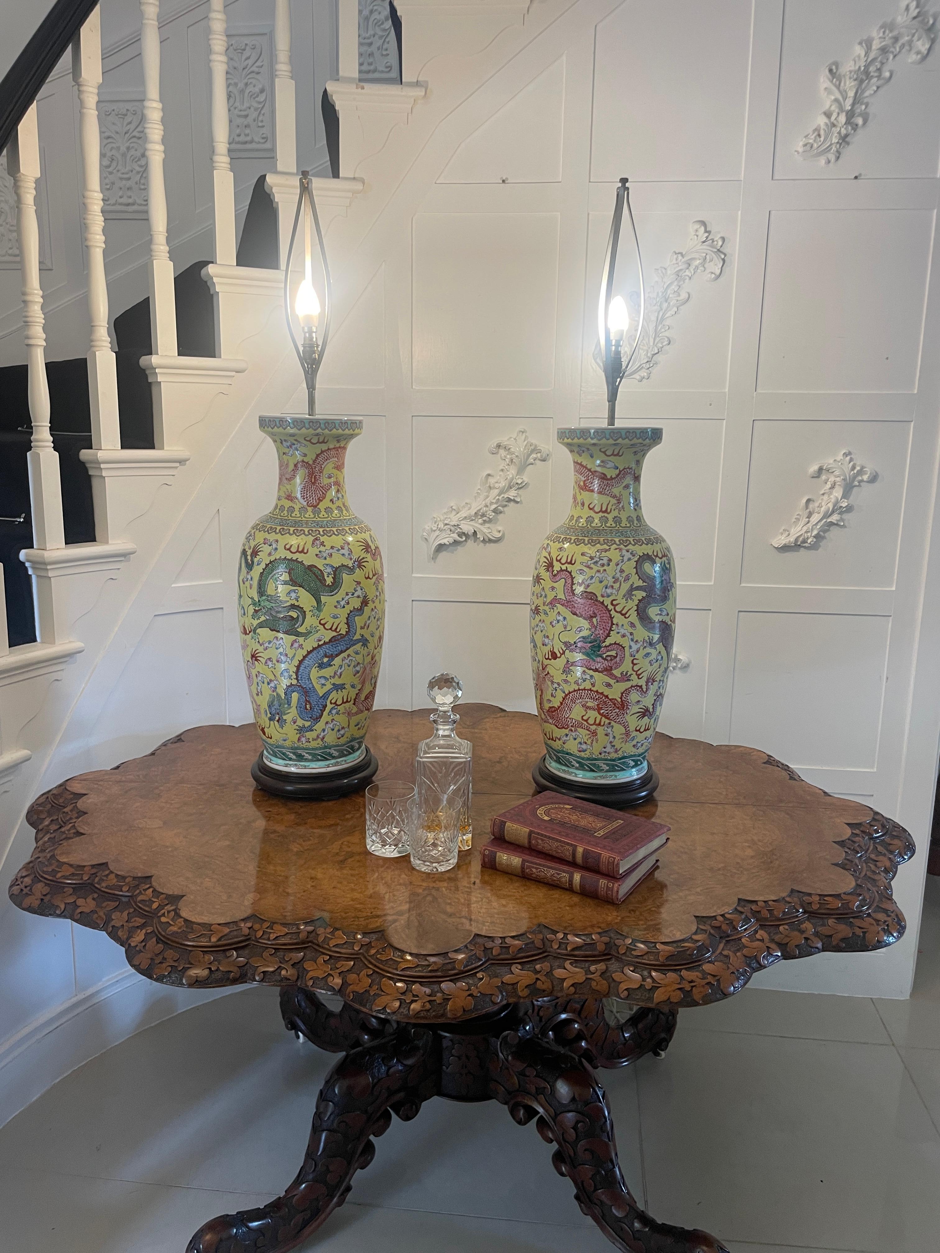 Porcellana Grande coppia di lampade a vaso in porcellana cinese del XIX secolo 105 x 24 cm in vendita