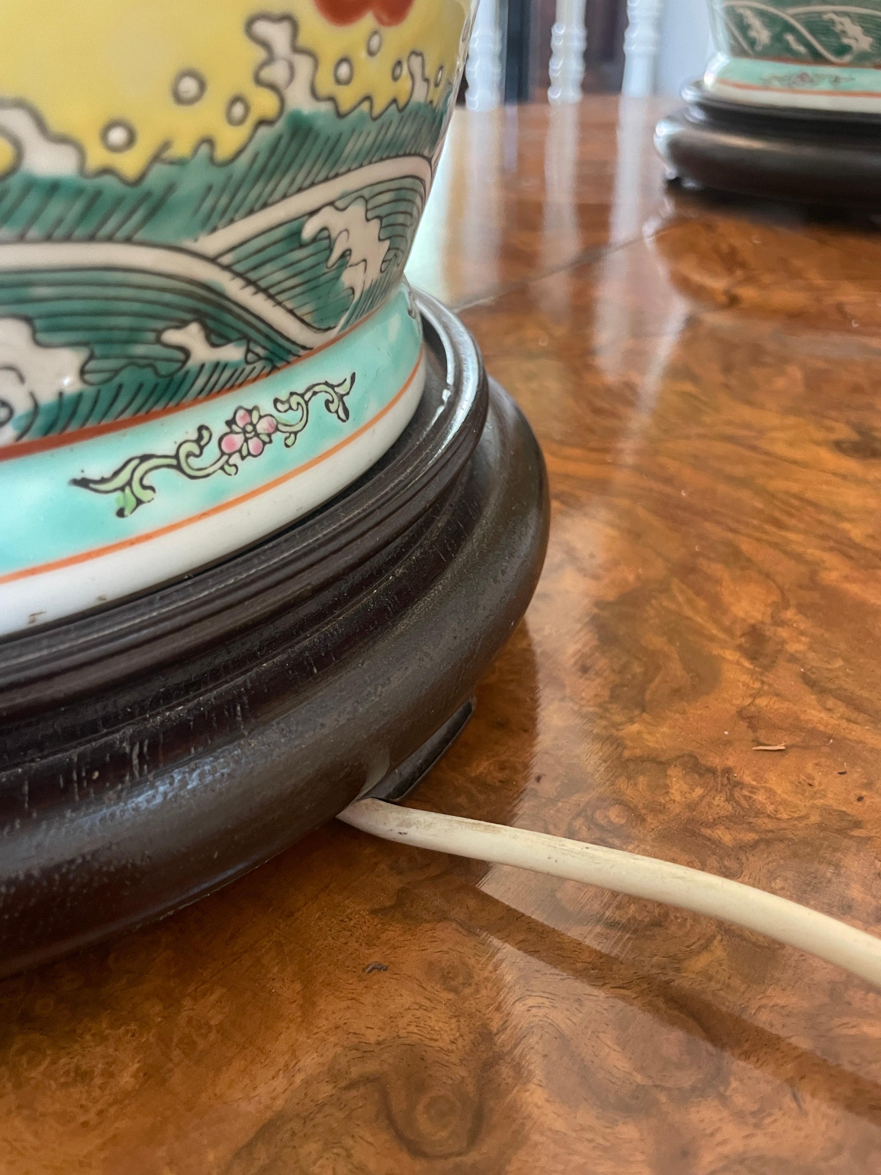 Grande coppia di lampade a vaso in porcellana cinese del XIX secolo 105 x 24 cm in vendita 1