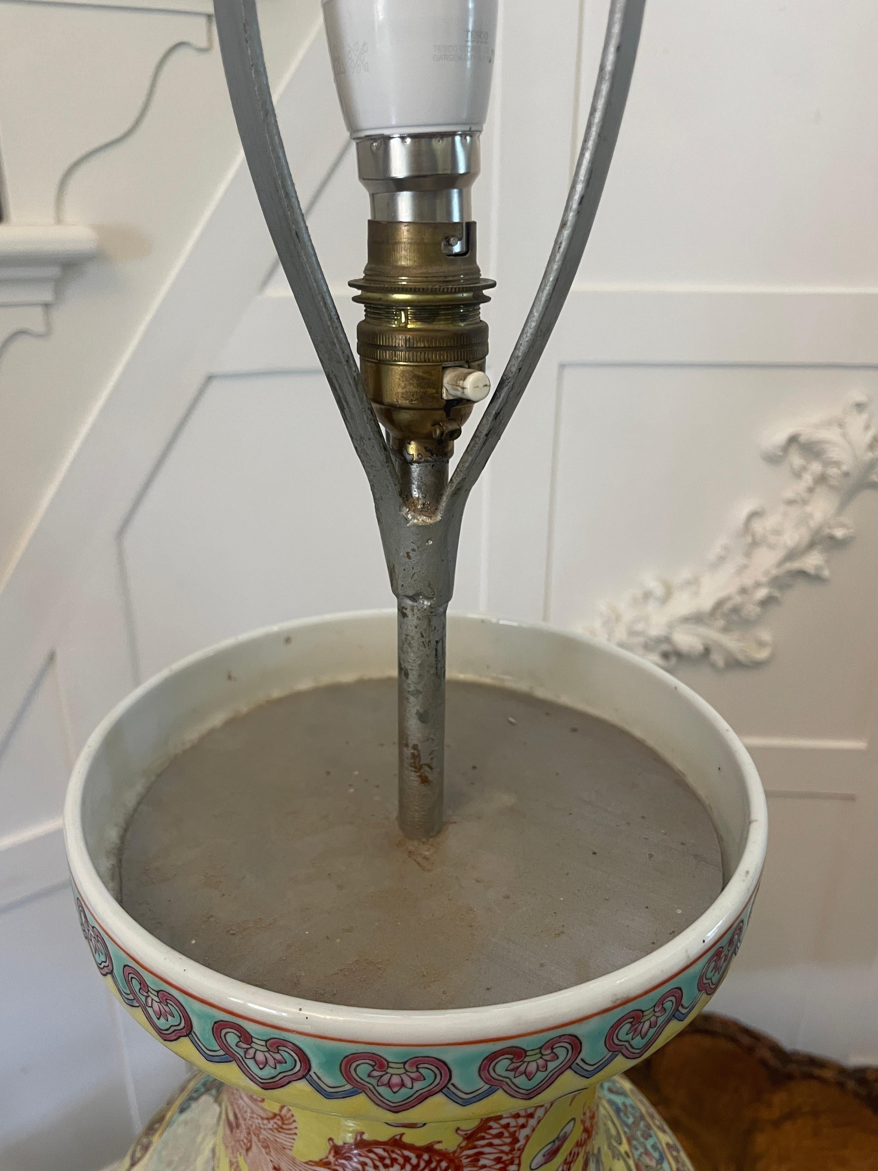 Grande coppia di lampade a vaso in porcellana cinese del XIX secolo 105 x 24 cm in vendita 2